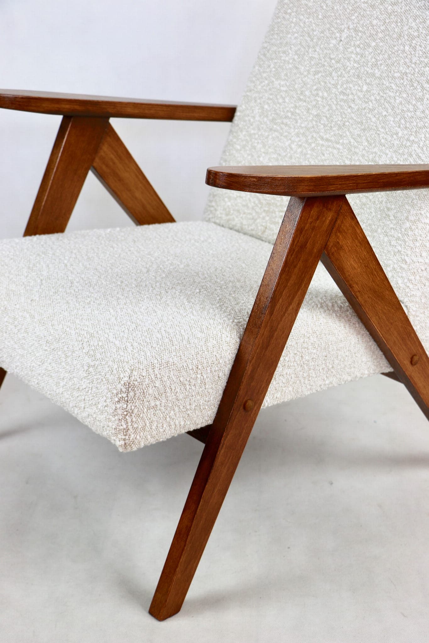 Fotel VAR B-310, bouclé ivory, orzech, Polska, lata 70. - 107868