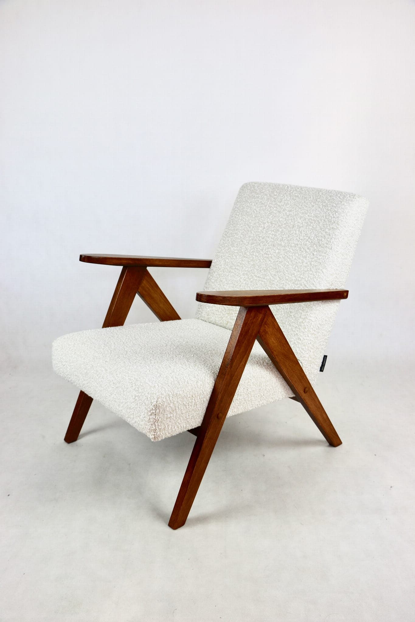 Fotel VAR B-310, bouclé ivory, orzech, Polska, lata 70. - 107867