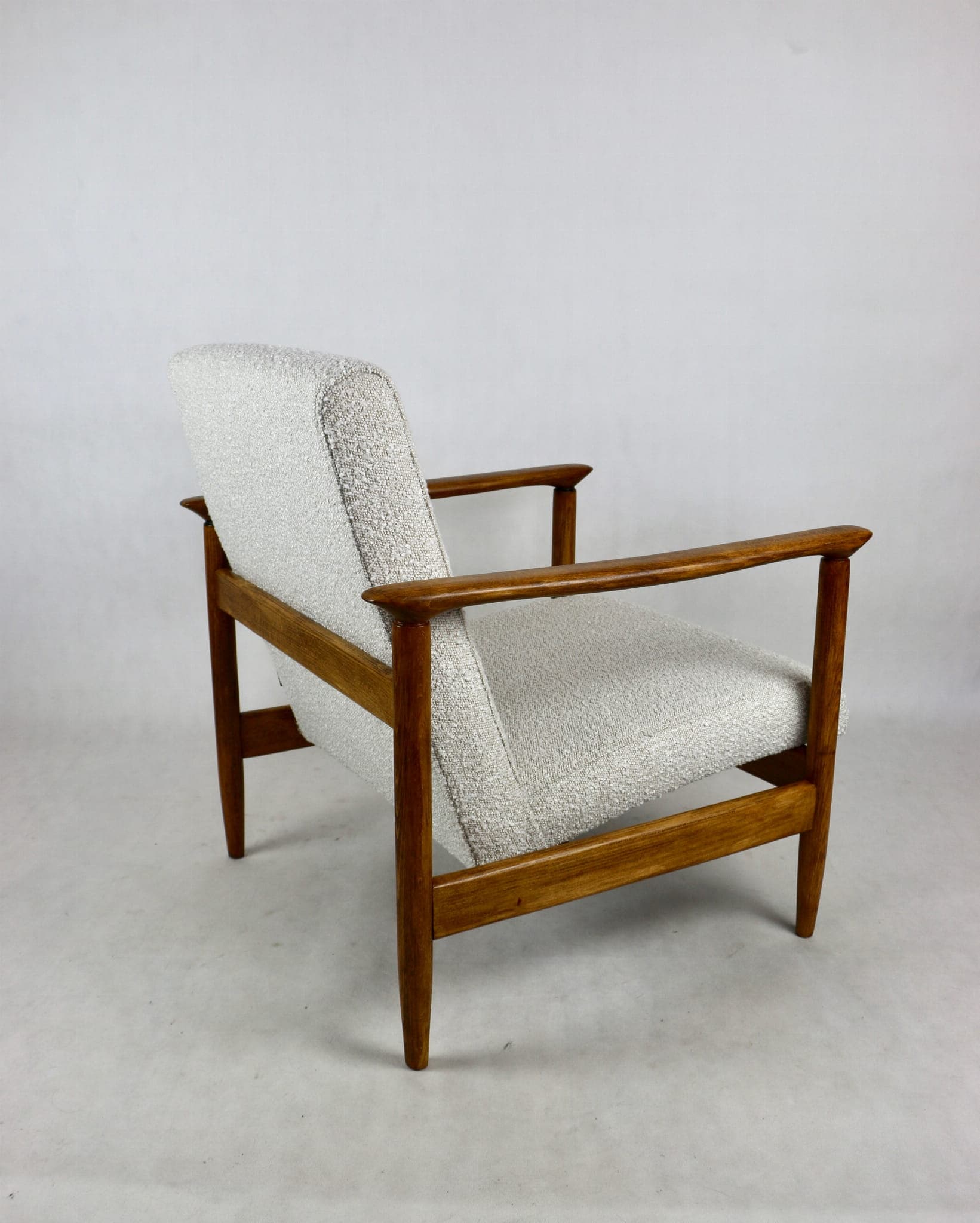 Fotel GFM-142, bouclé ivory, drewno orzech, proj. E. Homa, Polska, lata 70. - 107810