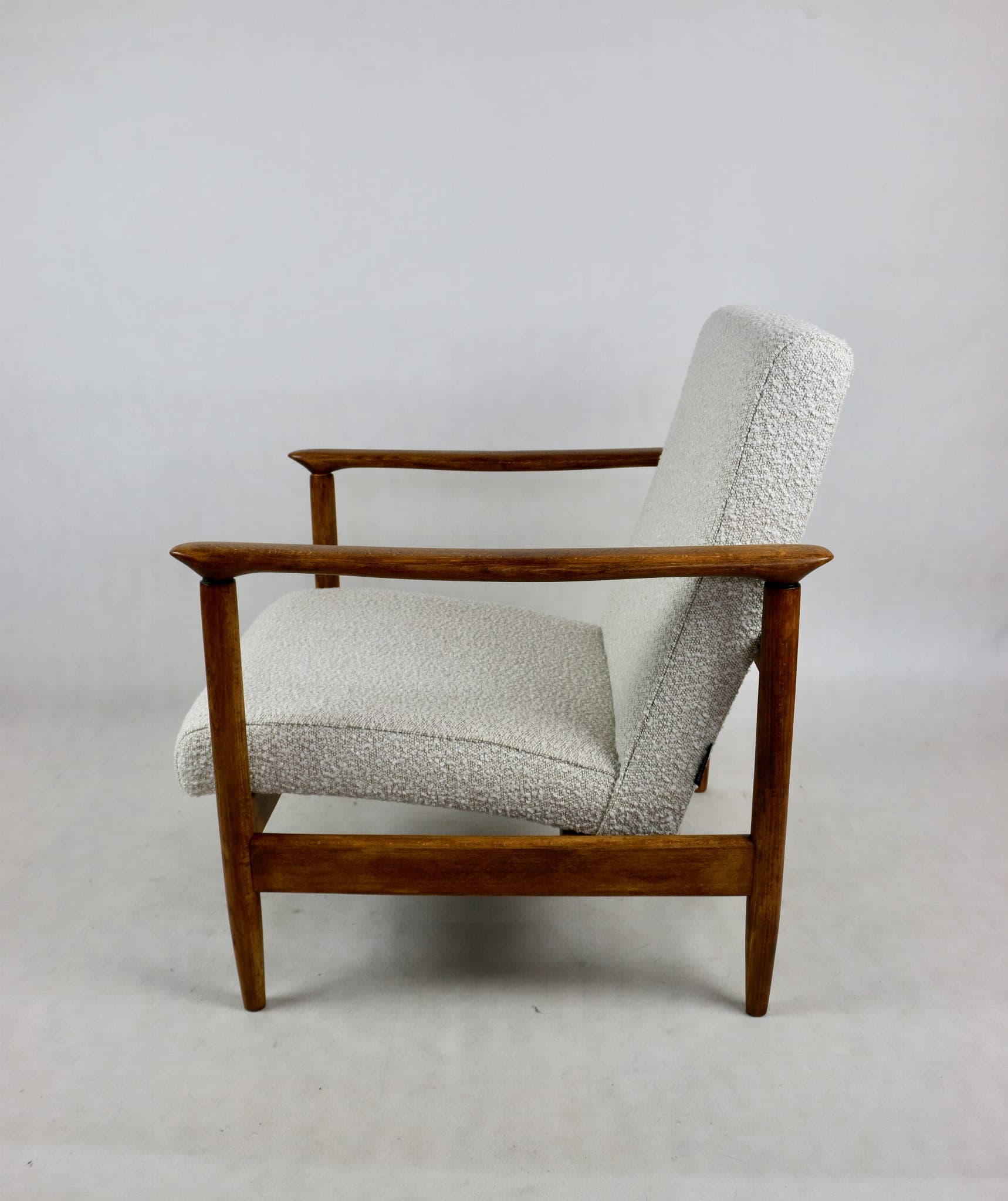 Fotel GFM-142, bouclé ivory, drewno orzech, proj. E. Homa, Polska, lata 70. - 107807