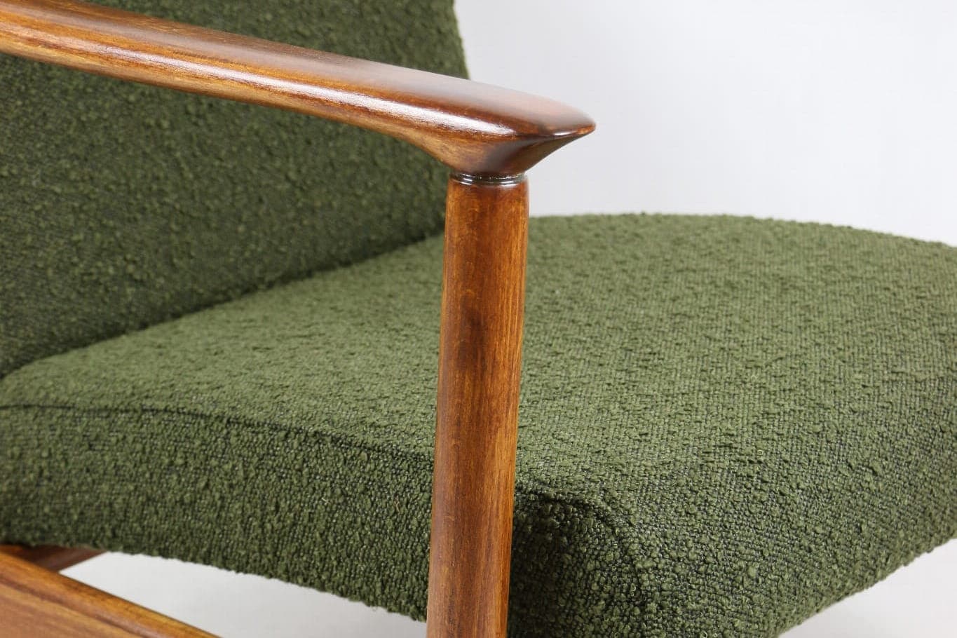 Fotel GFM-142, bouclé oliwkowy, orzech, proj. E. Homa, Polska, lata 70. - 107741