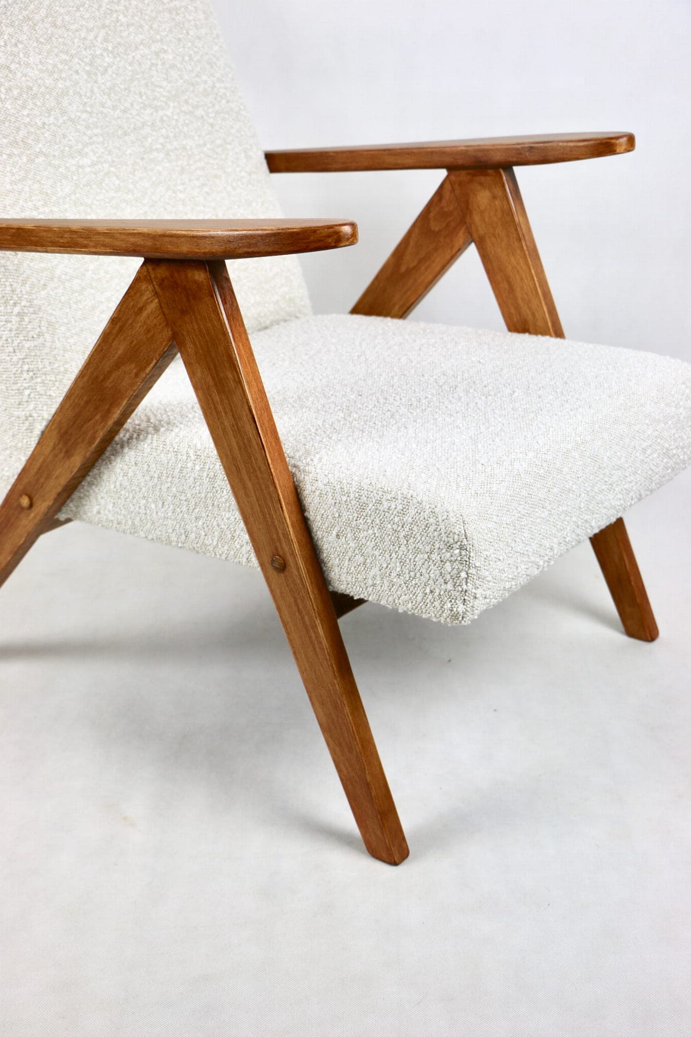 Armchair VAR B-310, ivory bouclé, natural oak, Poland, 1970s. - 107708