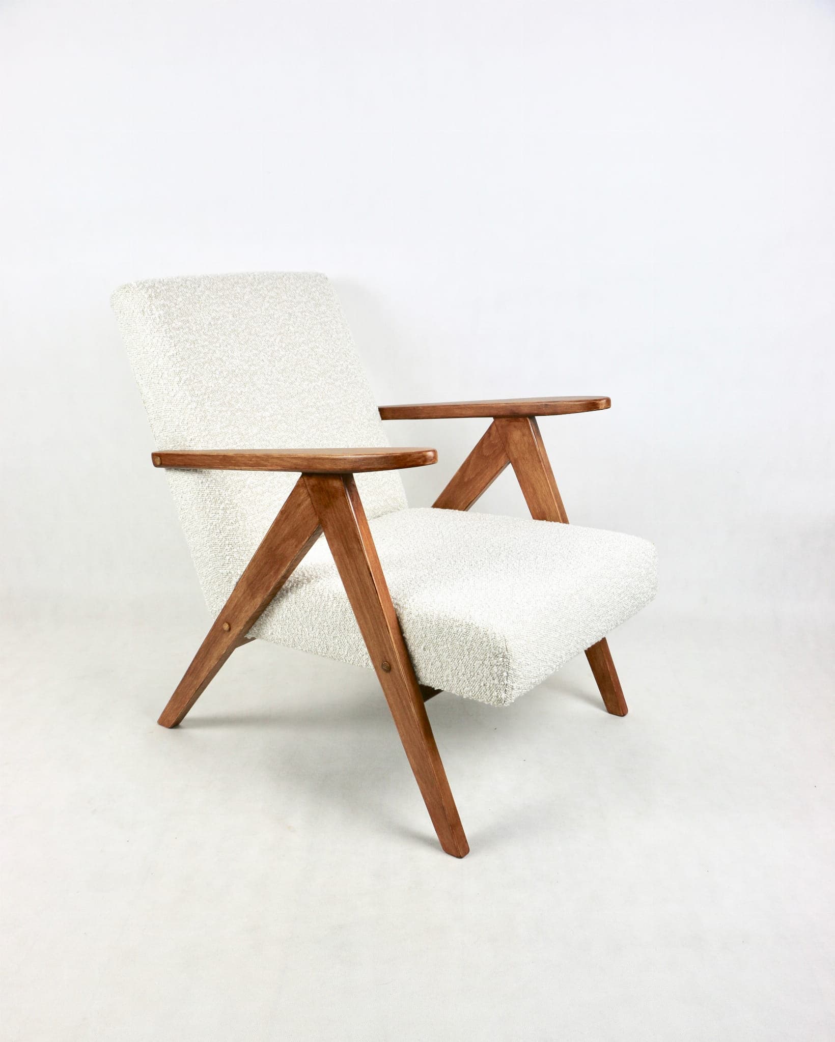 Armchair VAR B-310, ivory bouclé, natural oak, Poland, 1970s. - 107710