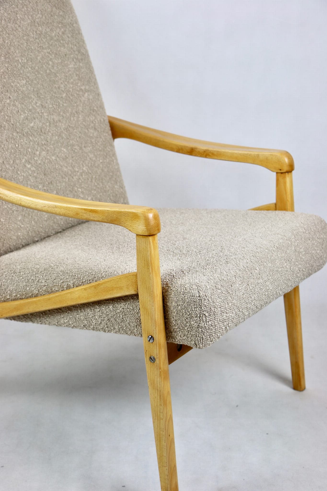 Fotel, boucle beżowy, buk, proj. J. Jiroutek, Czechy, lata 60. - 107699