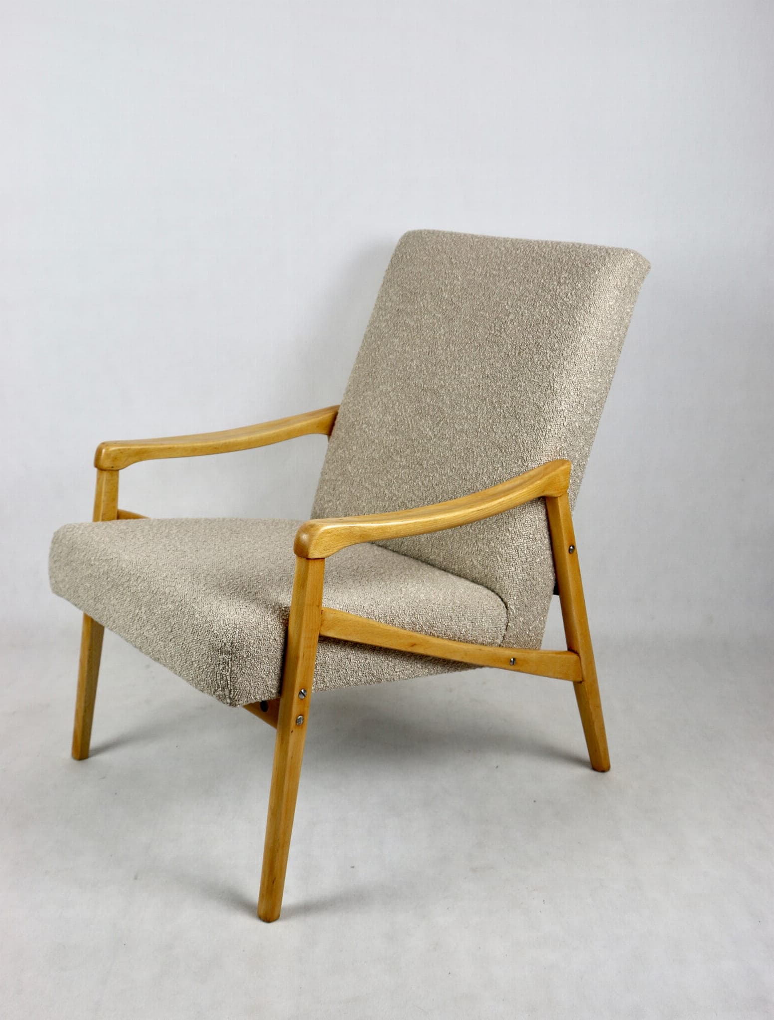 Fotel, boucle beżowy, buk, proj. J. Jiroutek, Czechy, lata 60. - 107705