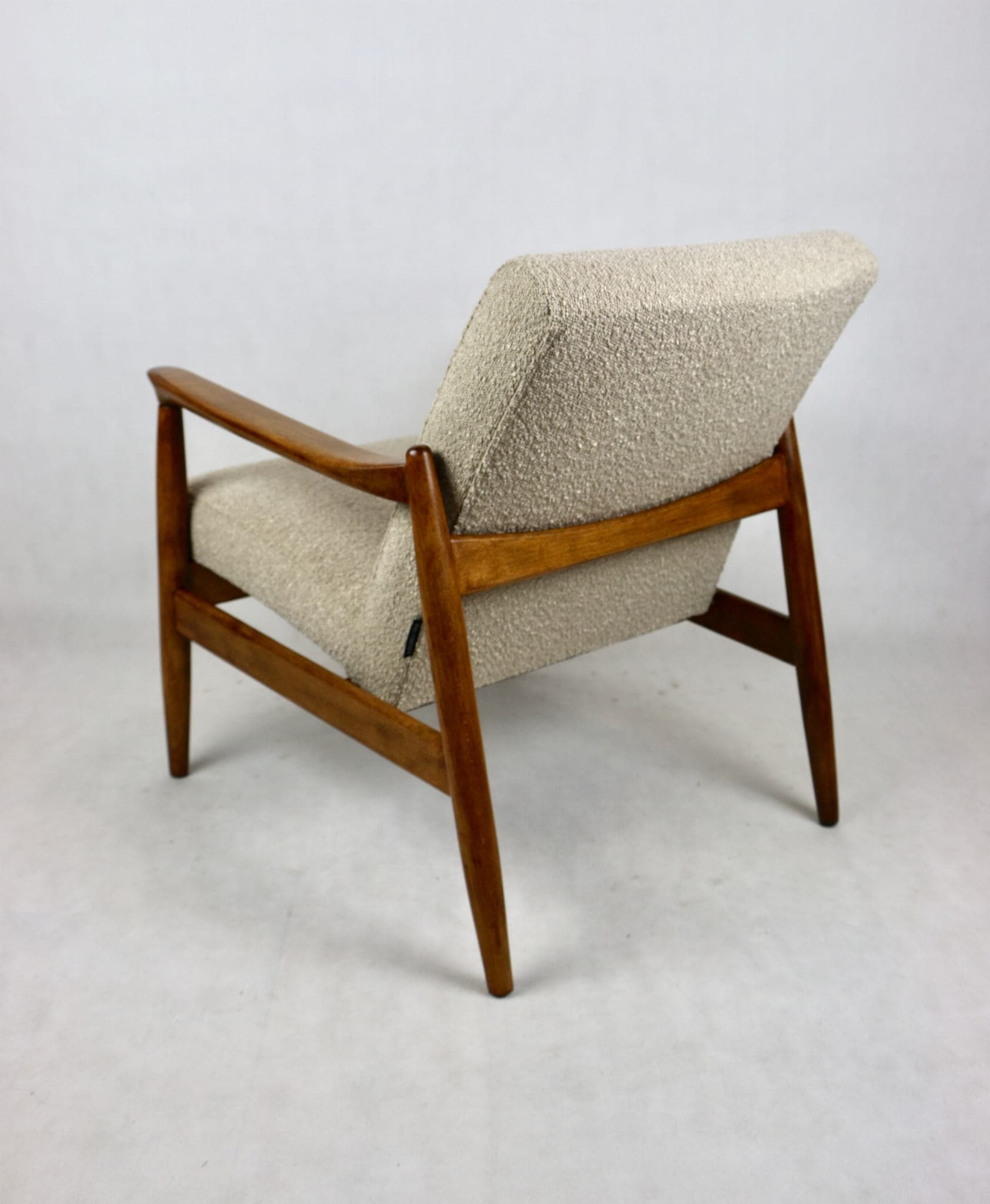 Fotel GFM-64, bouclé beżowy, drewno dąb, proj. E. Homa, Polska, lata 70. - 107684