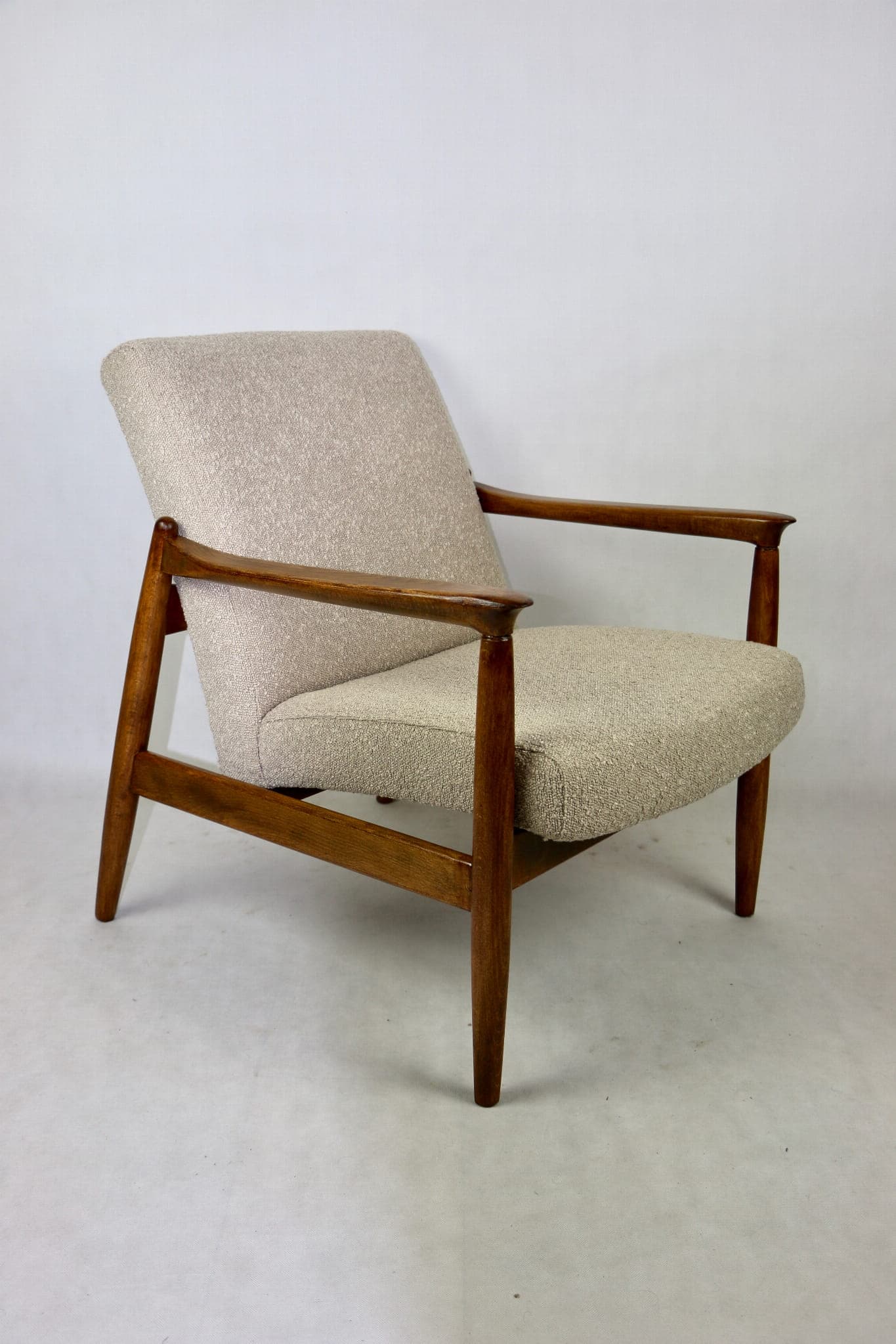 Fotel GFM-64, bouclé beżowy, drewno dąb, proj. E. Homa, Polska, lata 70. - 107679