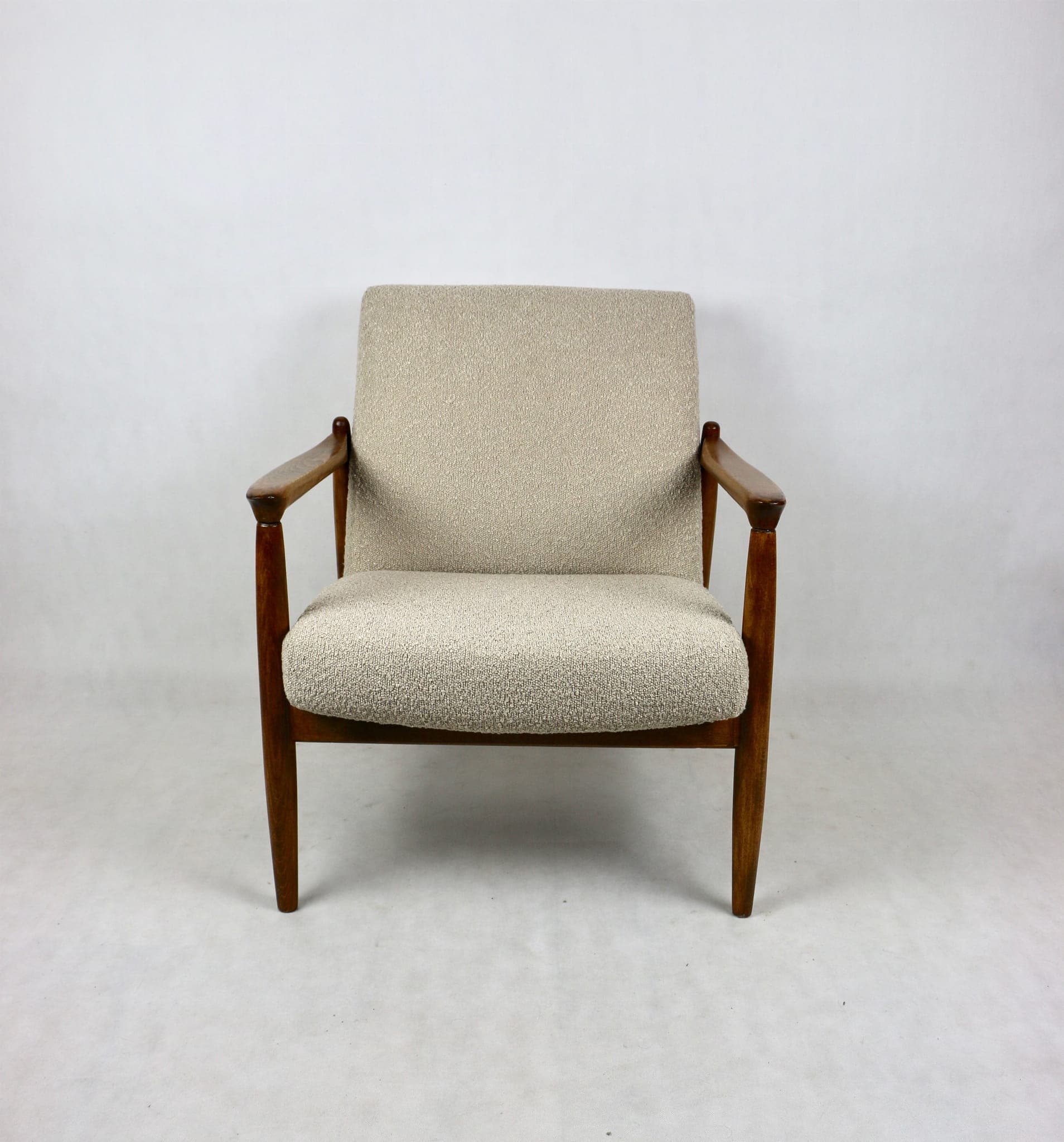 Fotel GFM-64, bouclé beżowy, drewno dąb, proj. E. Homa, Polska, lata 70. - 107680