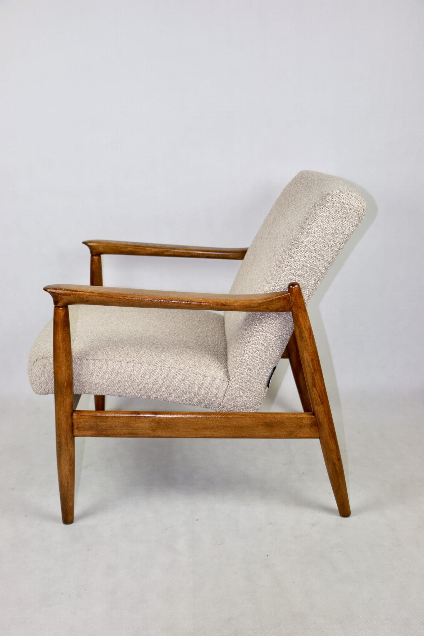 Fotel GFM-64, bouclé beżowy, drewno dąb, proj. E. Homa, Polska, lata 70. - 107686