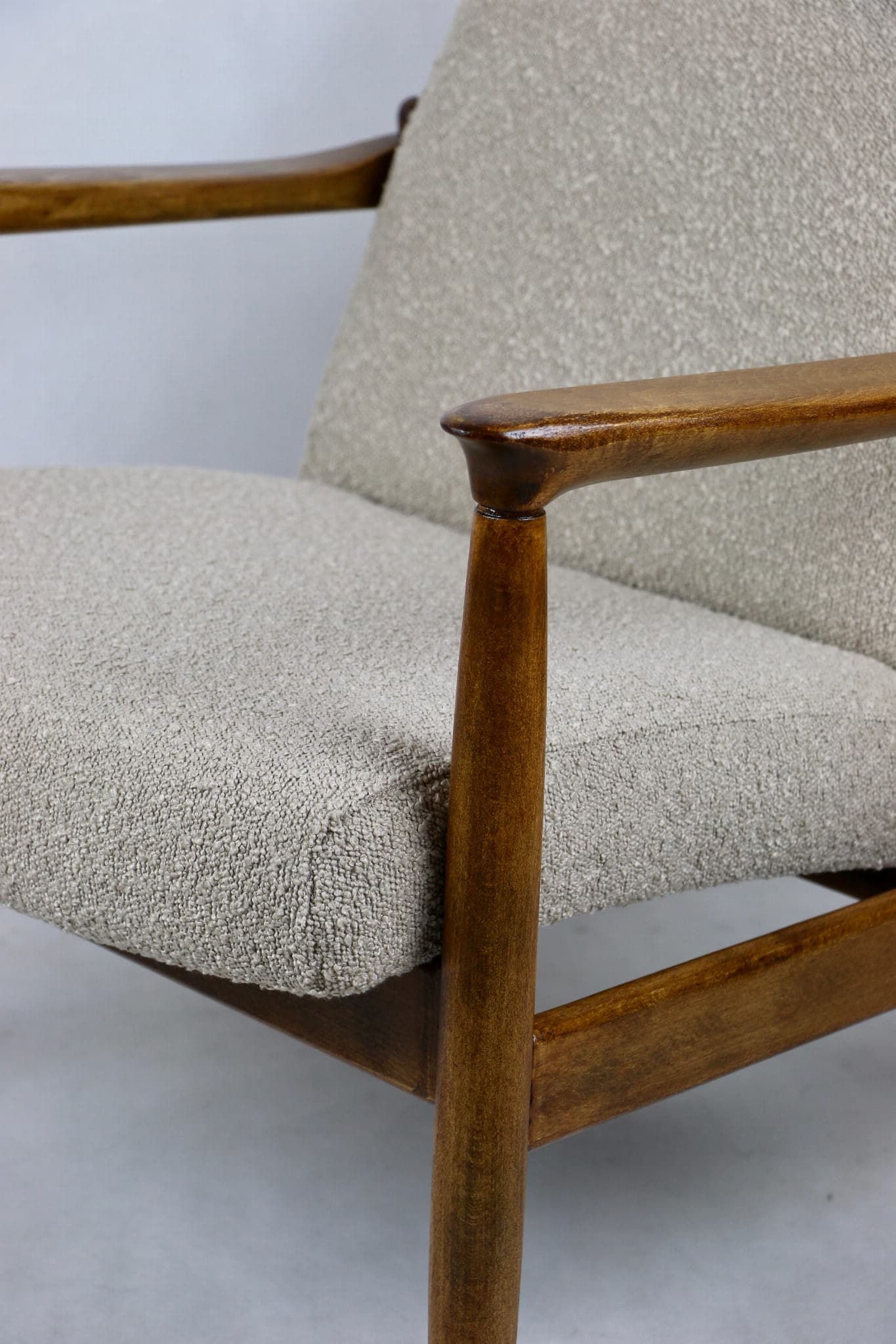 Fotel GFM-64, bouclé beżowy, drewno dąb, proj. E. Homa, Polska, lata 70. - 107687