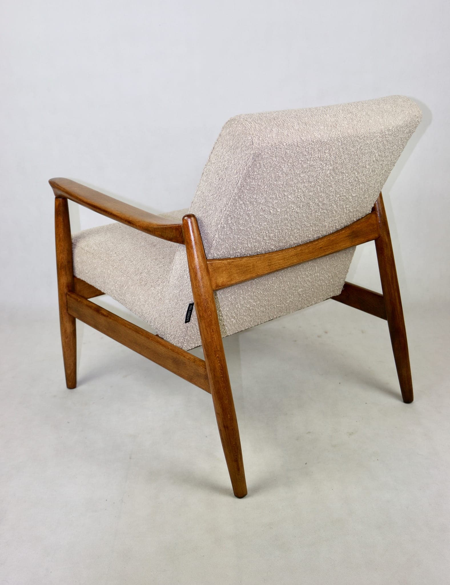 Fotel GFM-64, bouclé beżowy, drewno dąb, proj. E. Homa, Polska, lata 70. - 107685