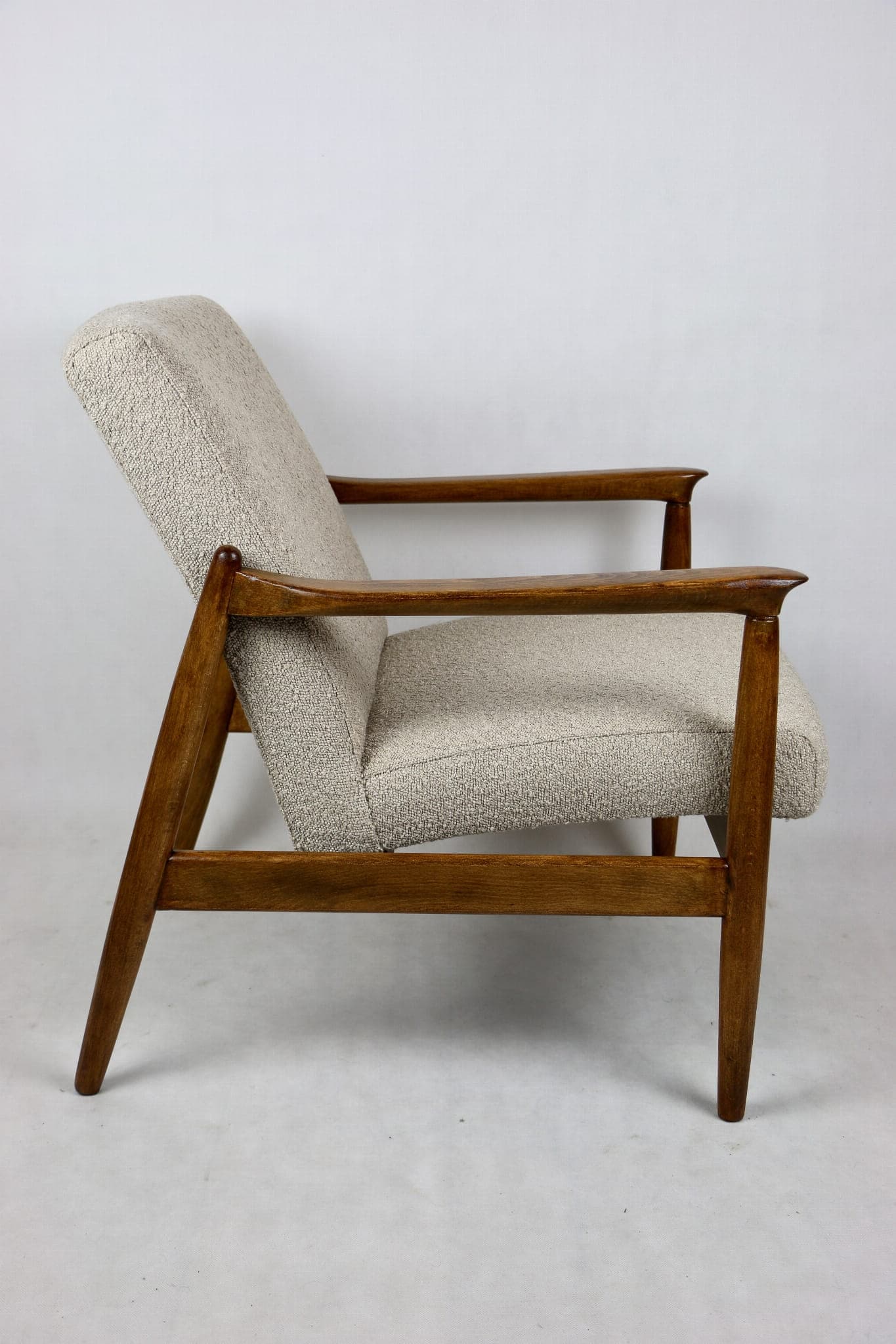 Fotel GFM-64, bouclé beżowy, drewno dąb, proj. E. Homa, Polska, lata 70. - 107683