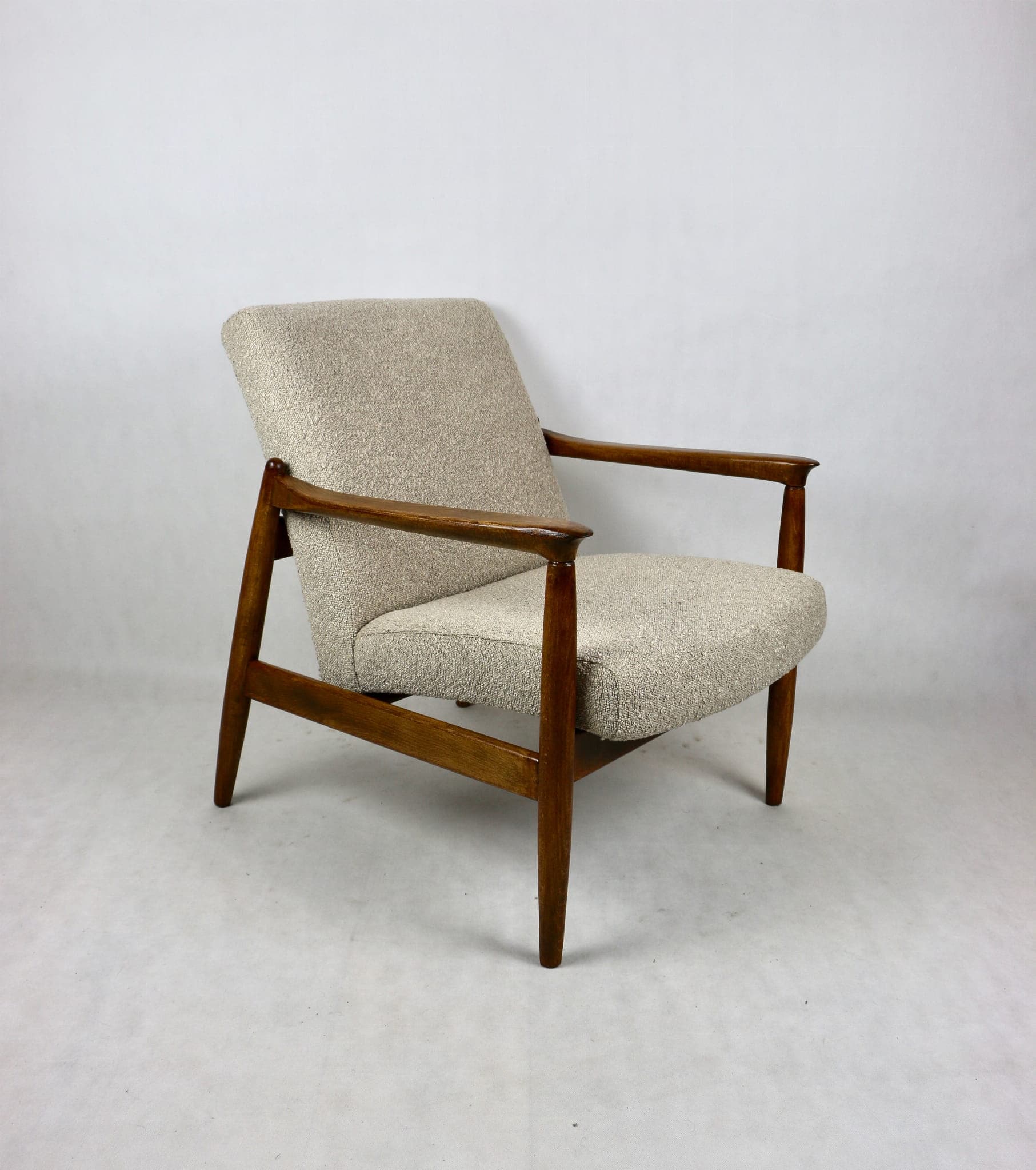 Fotel GFM-64, bouclé beżowy, drewno dąb, proj. E. Homa, Polska, lata 70. - 107681