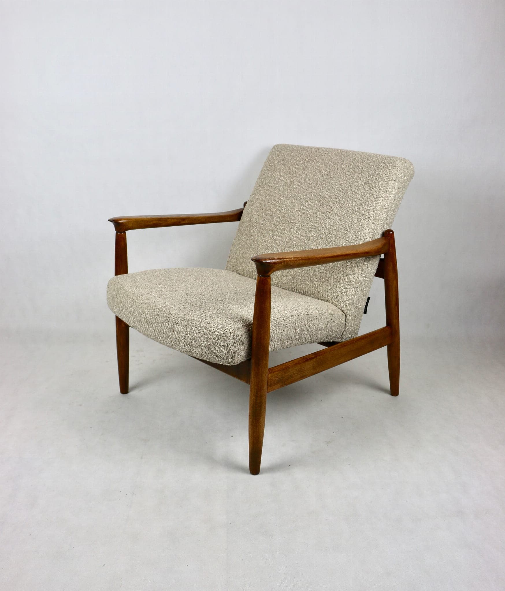 Fotel GFM-64, bouclé beżowy, drewno dąb, proj. E. Homa, Polska, lata 70. - 107688