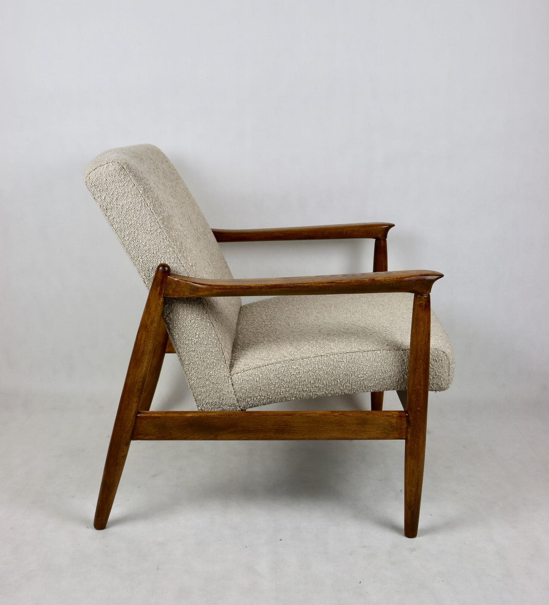 Fotel GFM-64, bouclé beżowy, drewno dąb, proj. E. Homa, Polska, lata 70. - 107682