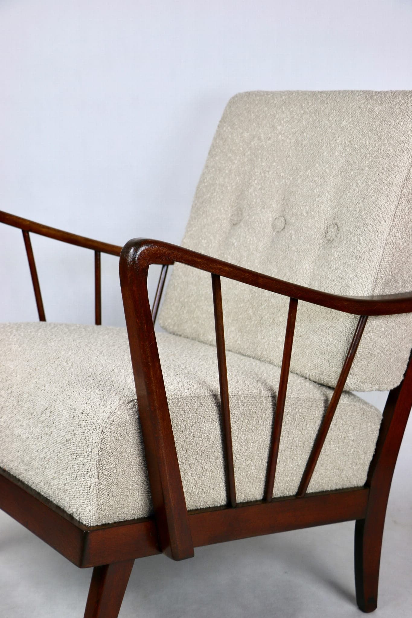 Fotel Art Deco, beżowy bouclé, drewno ciemne, lata 60. - 107653