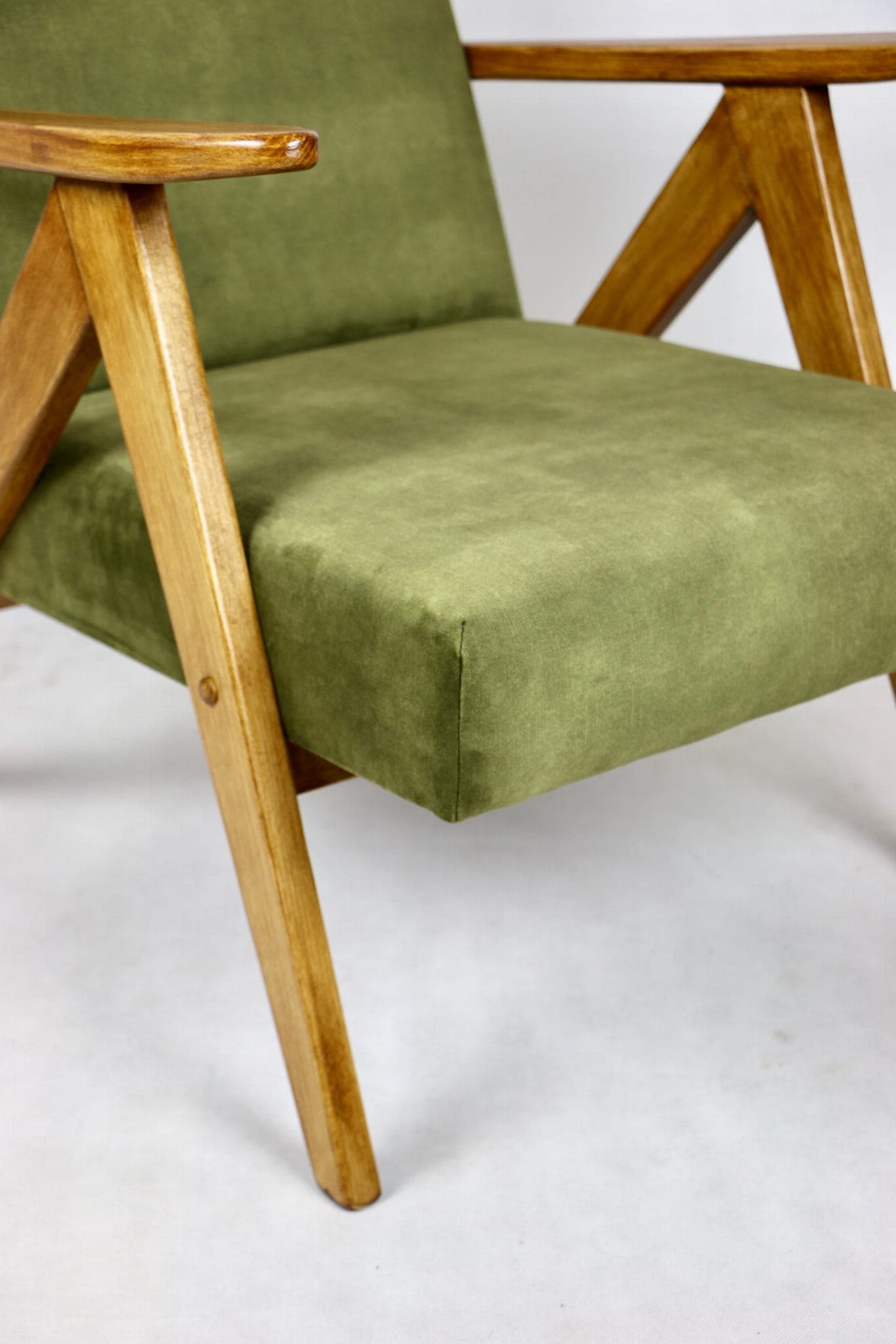 Armchair B-310 VAR, olive green velvet, oak wood, Poland, 1970s. - 107637