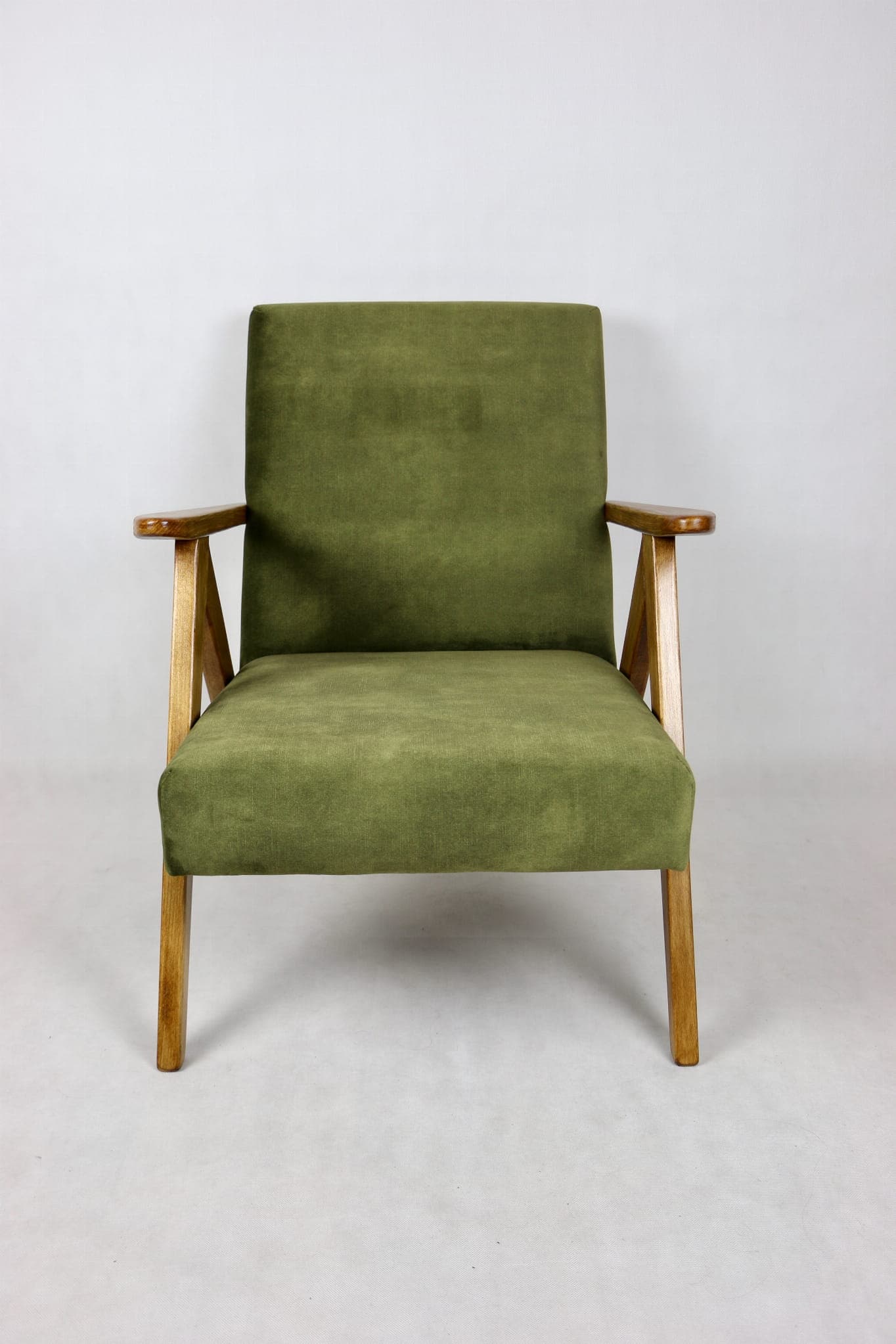 Armchair B-310 VAR, olive green velvet, oak wood, Poland, 1970s. - 107635