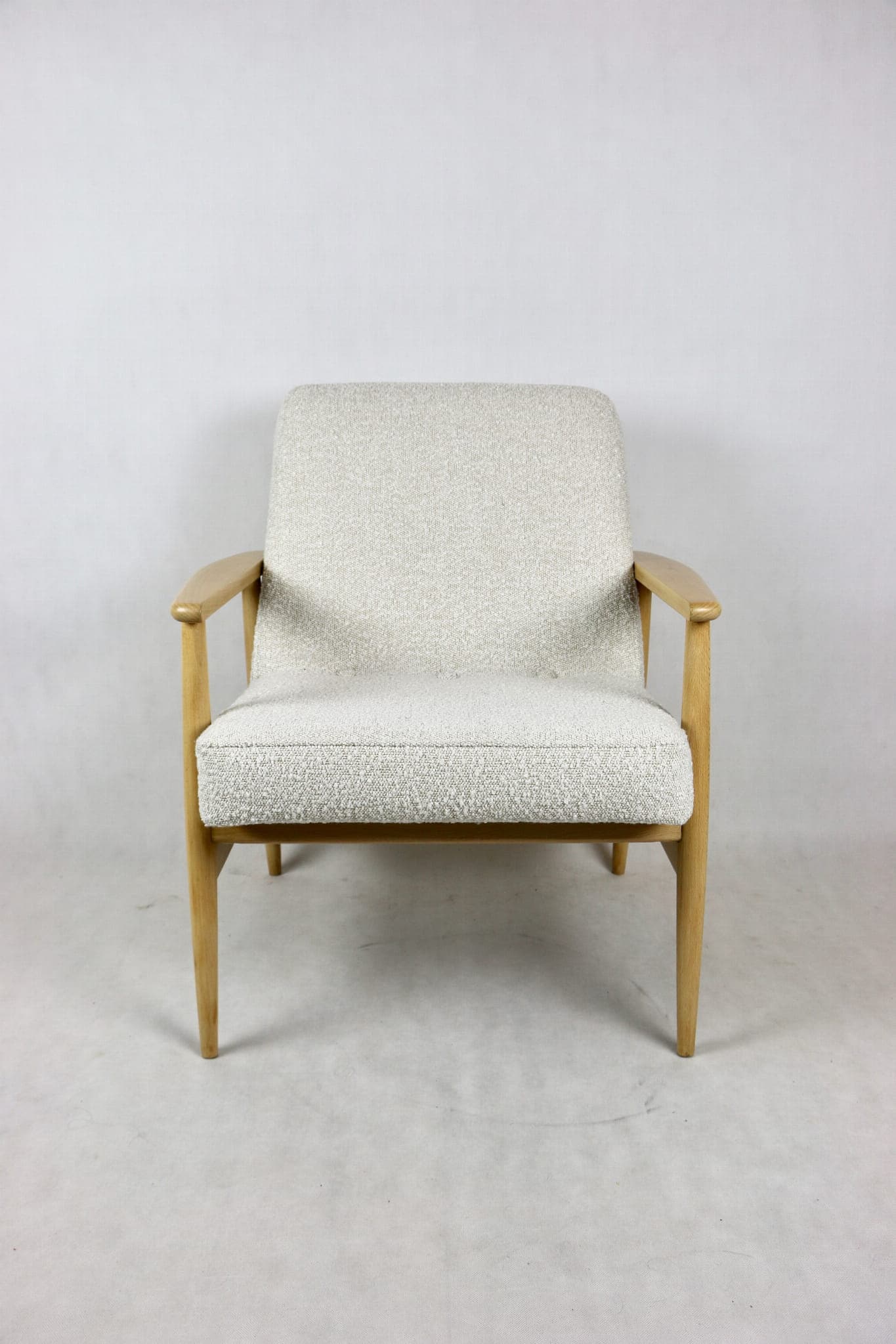 Fotel GFM-63, boucle biały, drewno naturalny, proj. J. Kędziorek, Polska, lata 70. - 107574