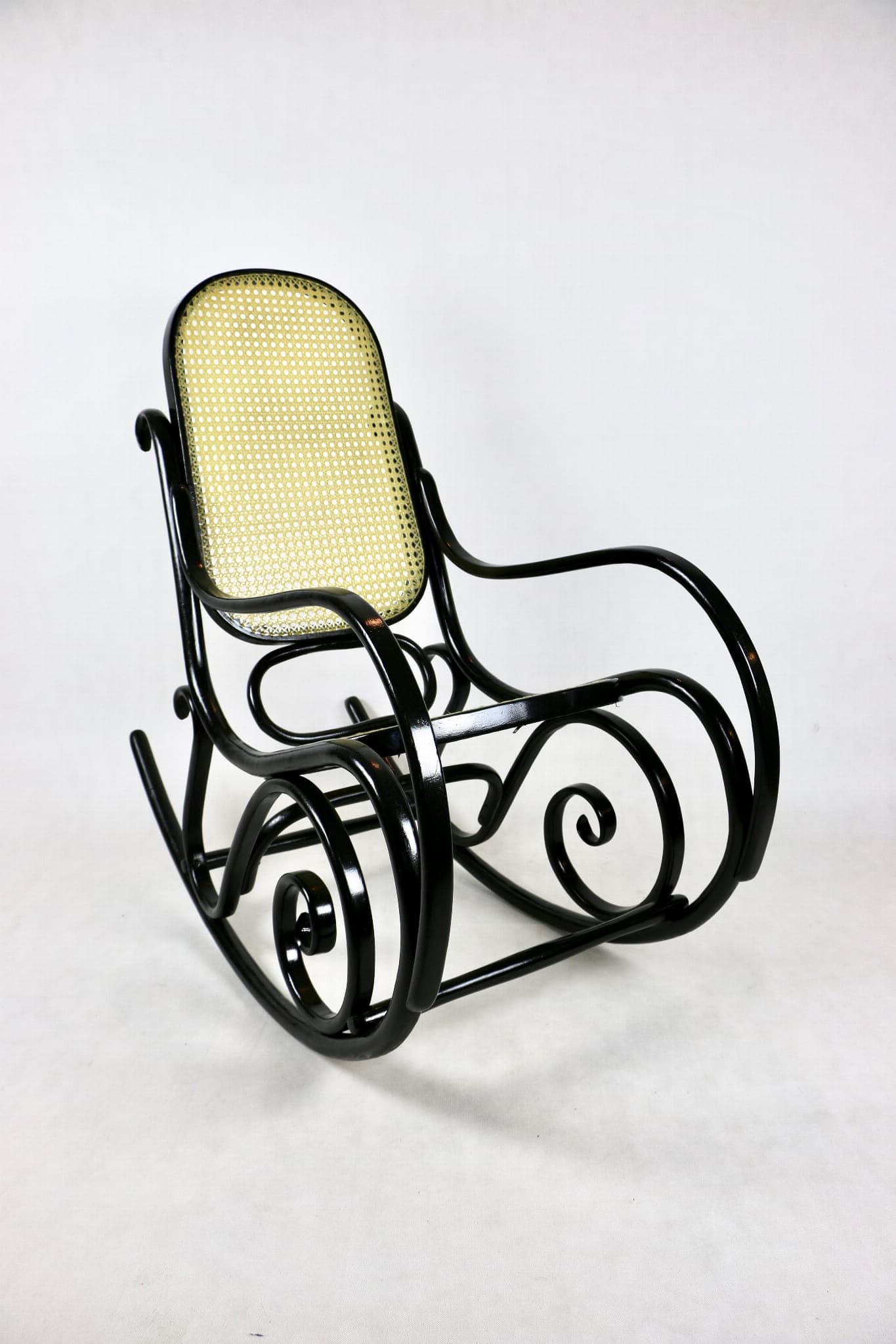 Fotel bujany Thonet, czarny, drewno gięte rattan, lata 70. - 107552