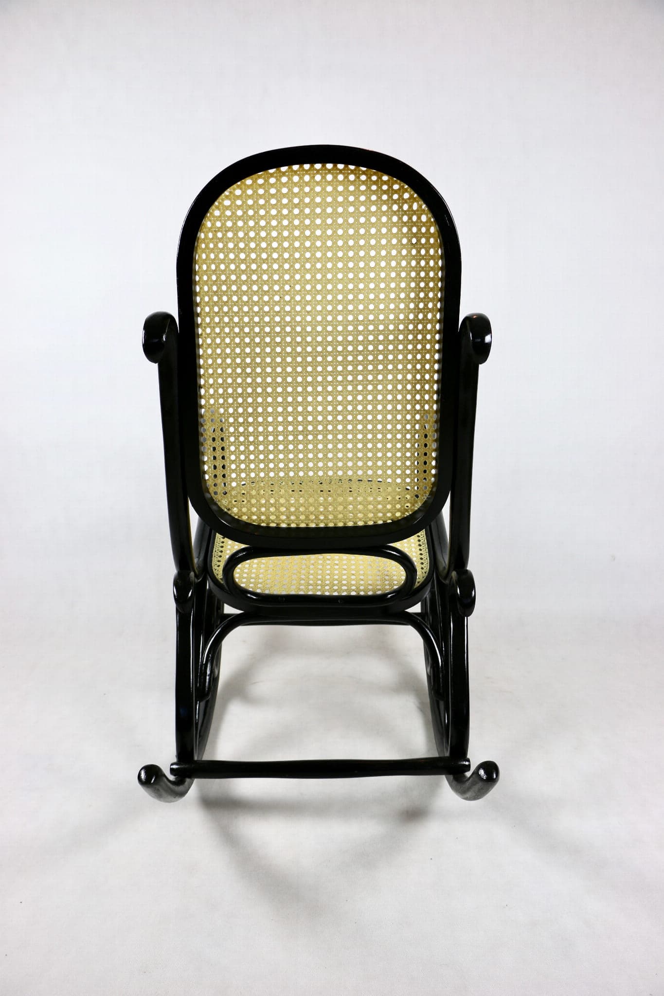 Fotel bujany Thonet, czarny, drewno gięte rattan, lata 70. - 107558