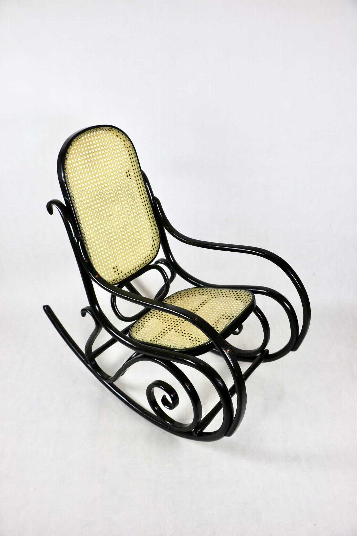 Fotel bujany Thonet, czarny, drewno gięte rattan, lata 70. - 107553