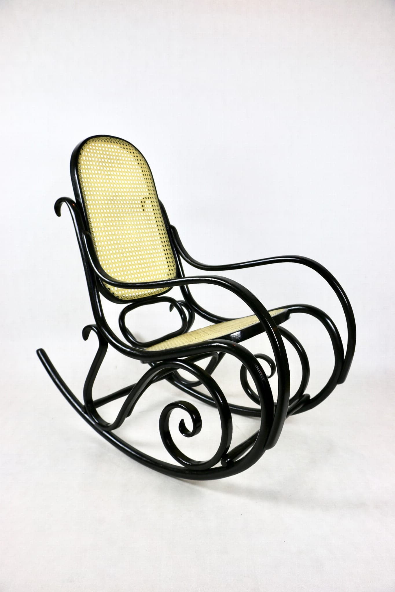 Fotel bujany Thonet, czarny, drewno gięte rattan, lata 70. - 107561