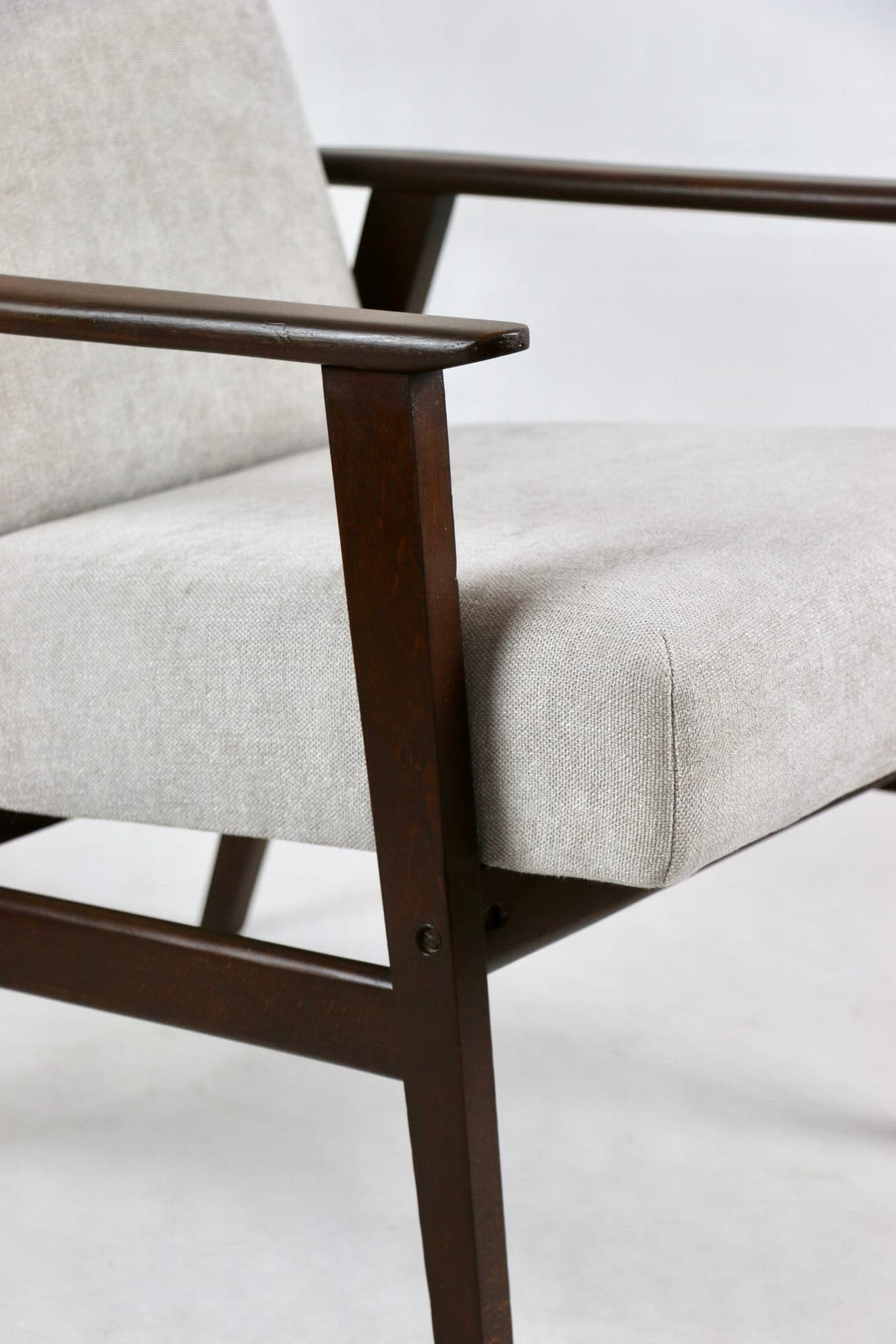 Fotel Lis, jasnoszary, drewno orzech, proj. H. Lis, Polska, lata 70. - 107491