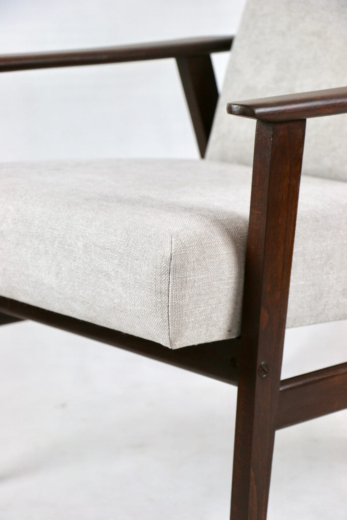 Fotel Lis, jasnoszary, drewno orzech, proj. H. Lis, Polska, lata 70. - 107497