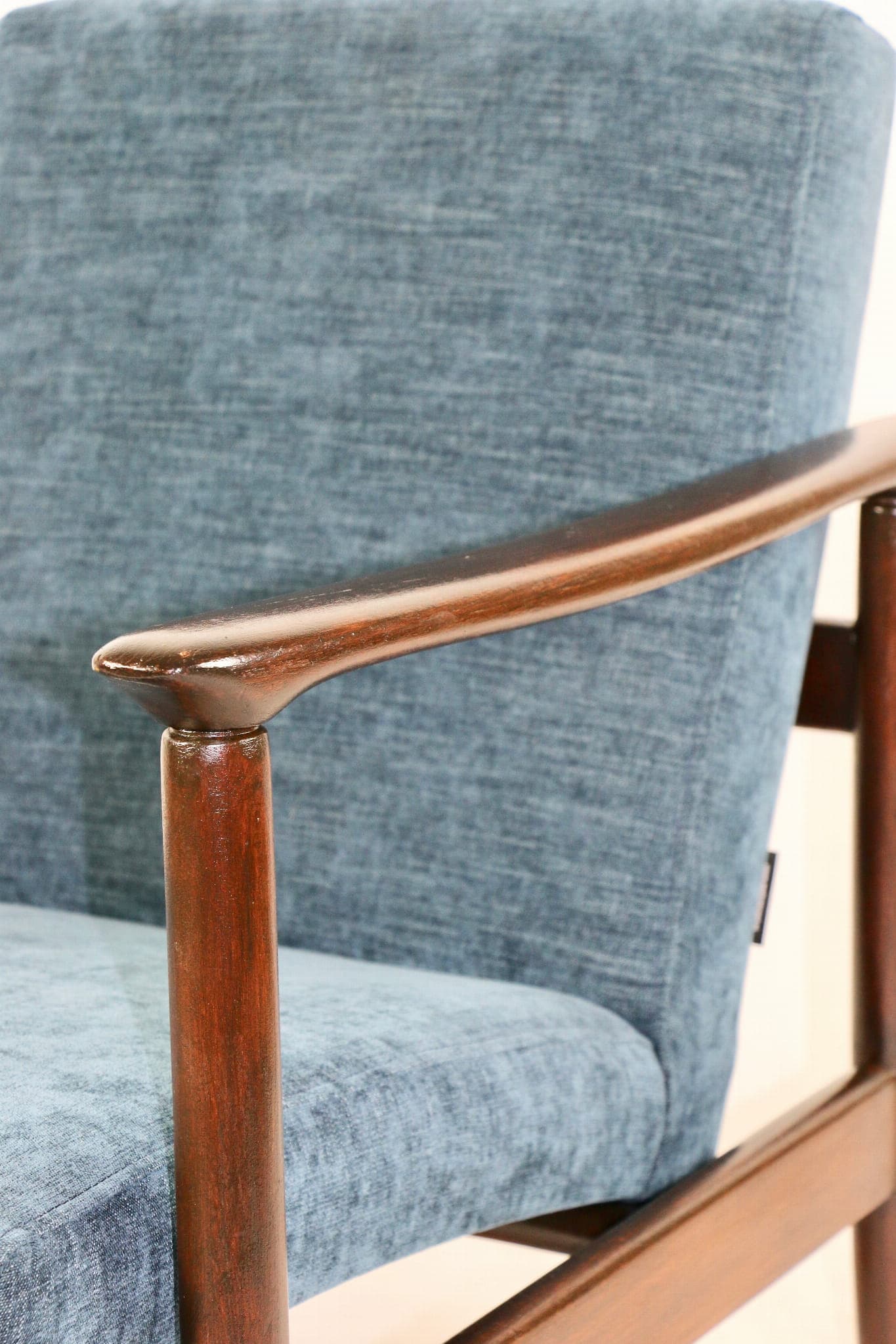 Fotel GFM-142, navy blue, drewno ciemne, proj. E. Homa, Polska, lata 70. - 107480