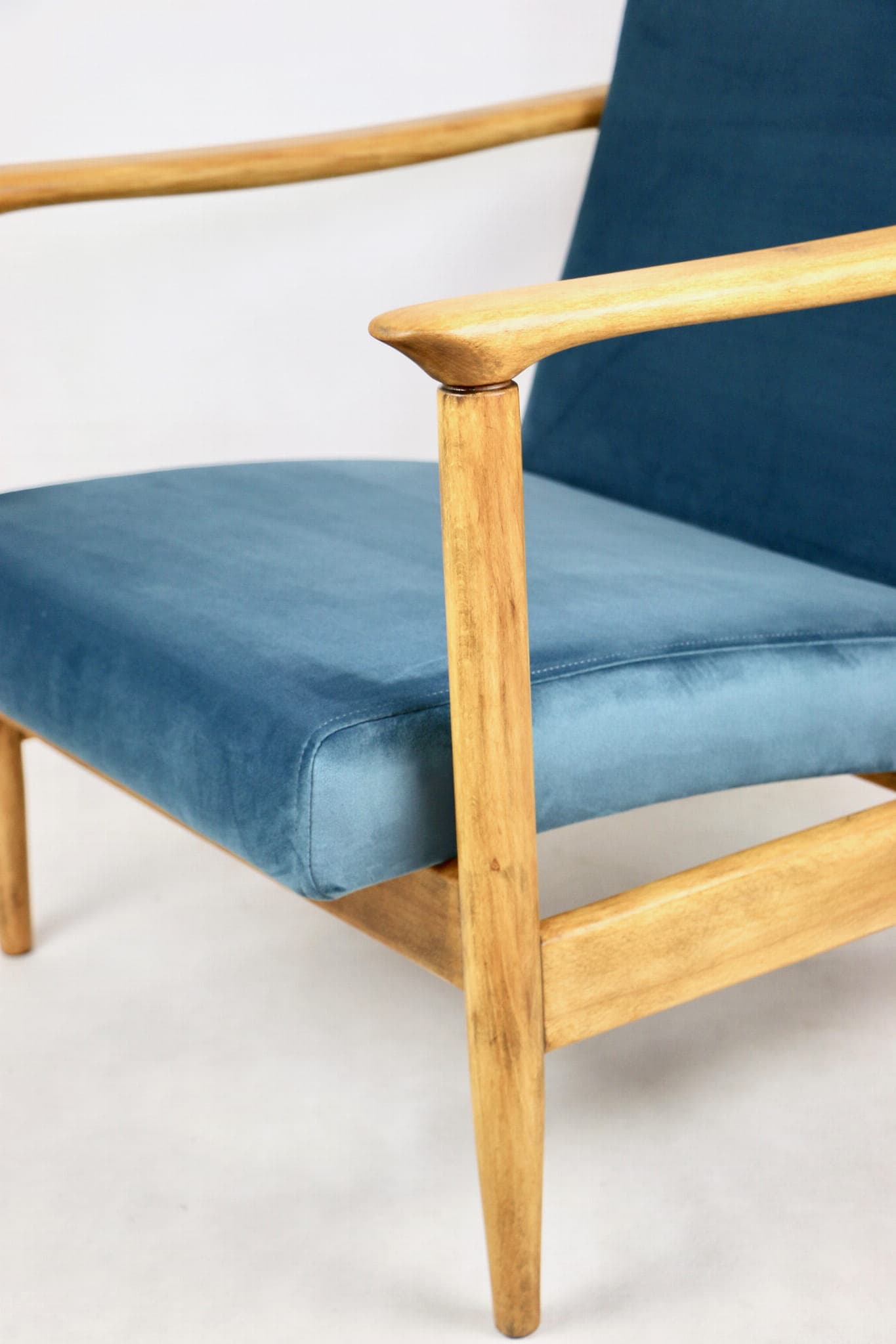 Fotel GFM-142, velvet turkusowy, drewno naturalne, proj. E. Homa, Polska, lata 70. - 107454