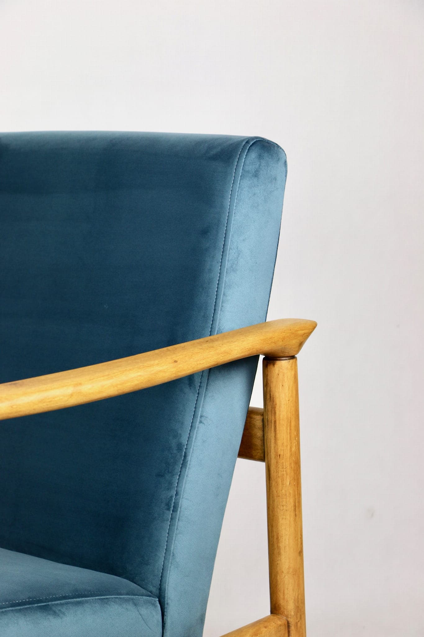 Fotel GFM-142, velvet turkusowy, drewno naturalne, proj. E. Homa, Polska, lata 70. - 107455