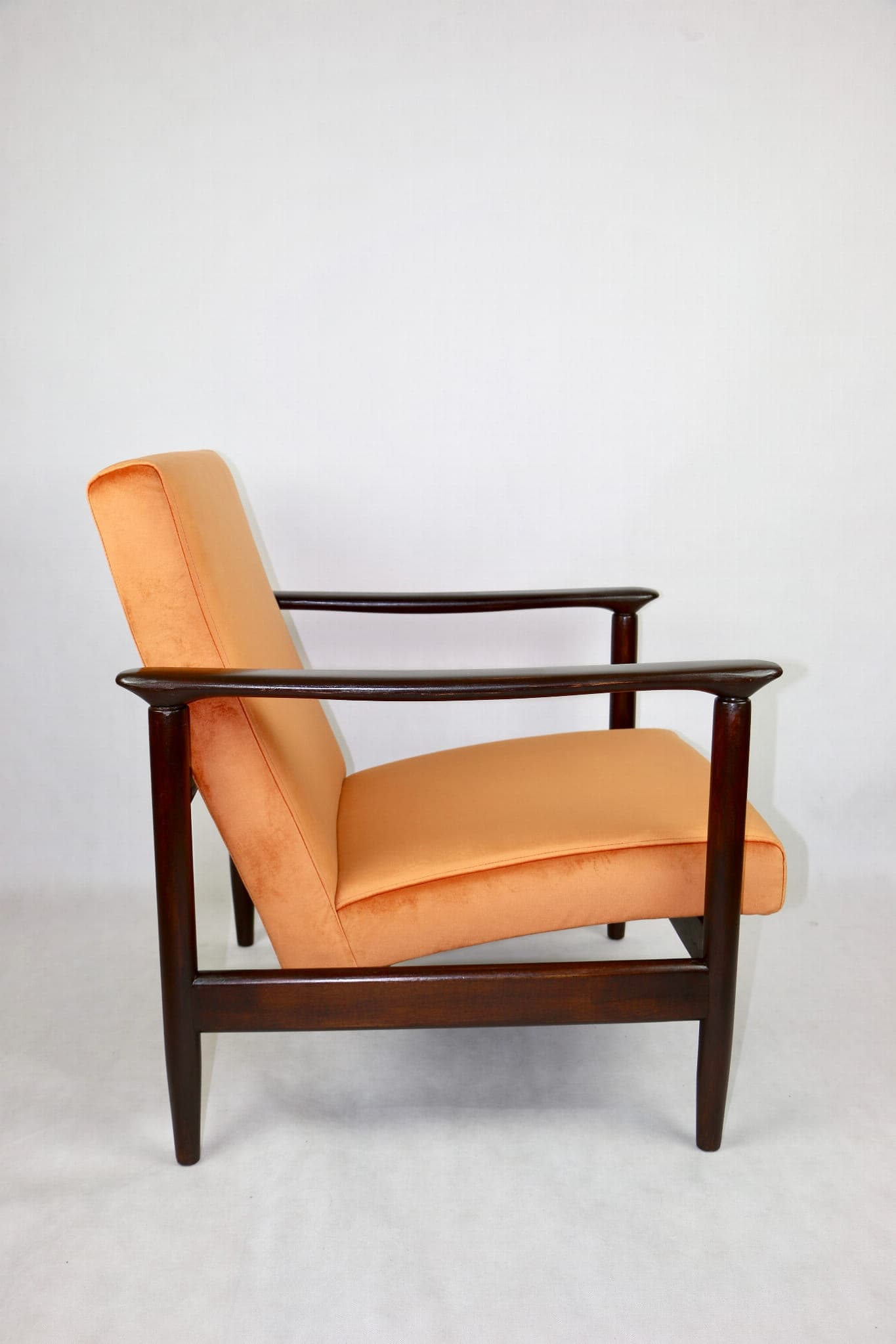 Fotel GFM-142, velvet pomarańczowy, drewno ciemny brąz, proj. E. Homa, Polska, lata 70. - 107416