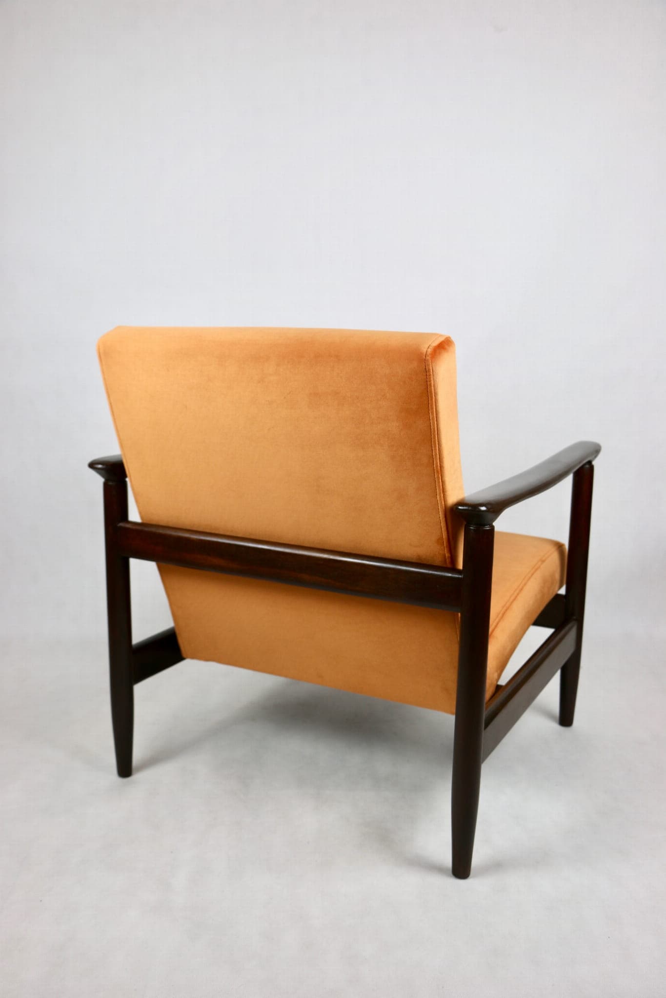 Fotel GFM-142, velvet pomarańczowy, drewno ciemny brąz, proj. E. Homa, Polska, lata 70. - 107417