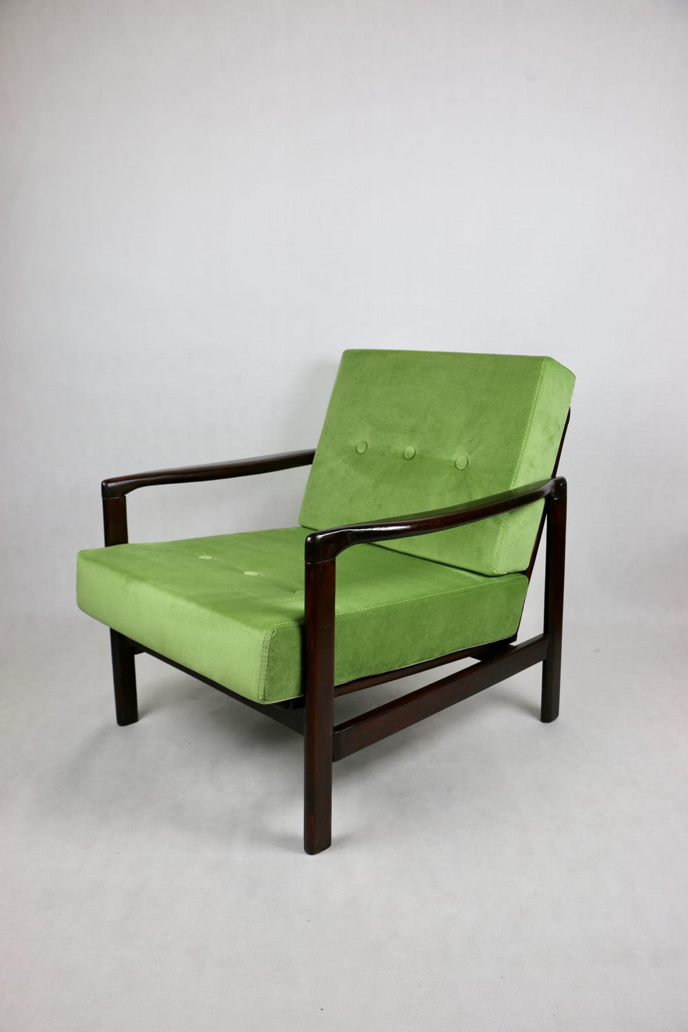 Fotel, velvet zielony, drewno brązowy, proj. Z. Bączyk, Polska, lata 70. - 107405