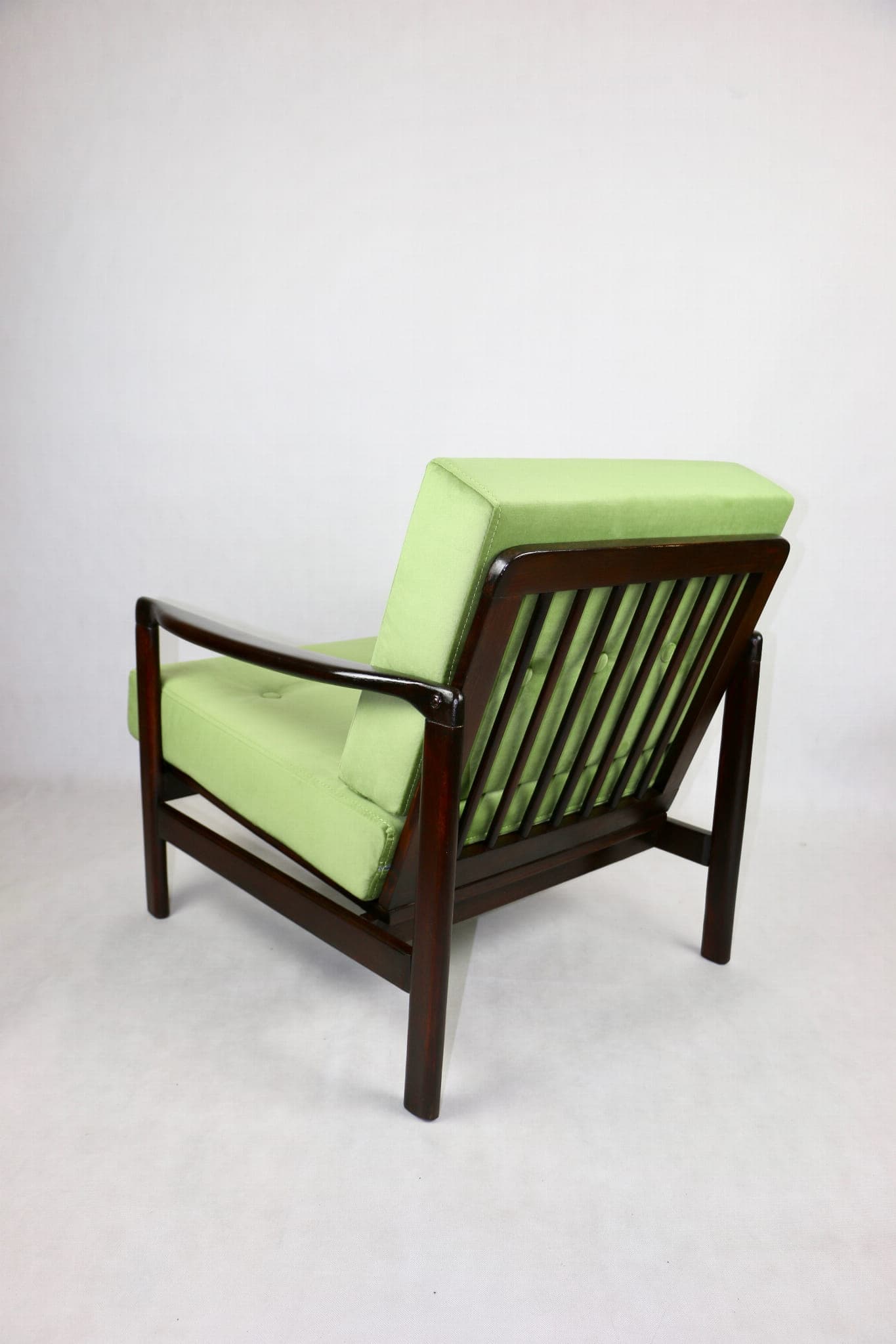 Fotel, velvet zielony, drewno brązowy, proj. Z. Bączyk, Polska, lata 70. - 107408