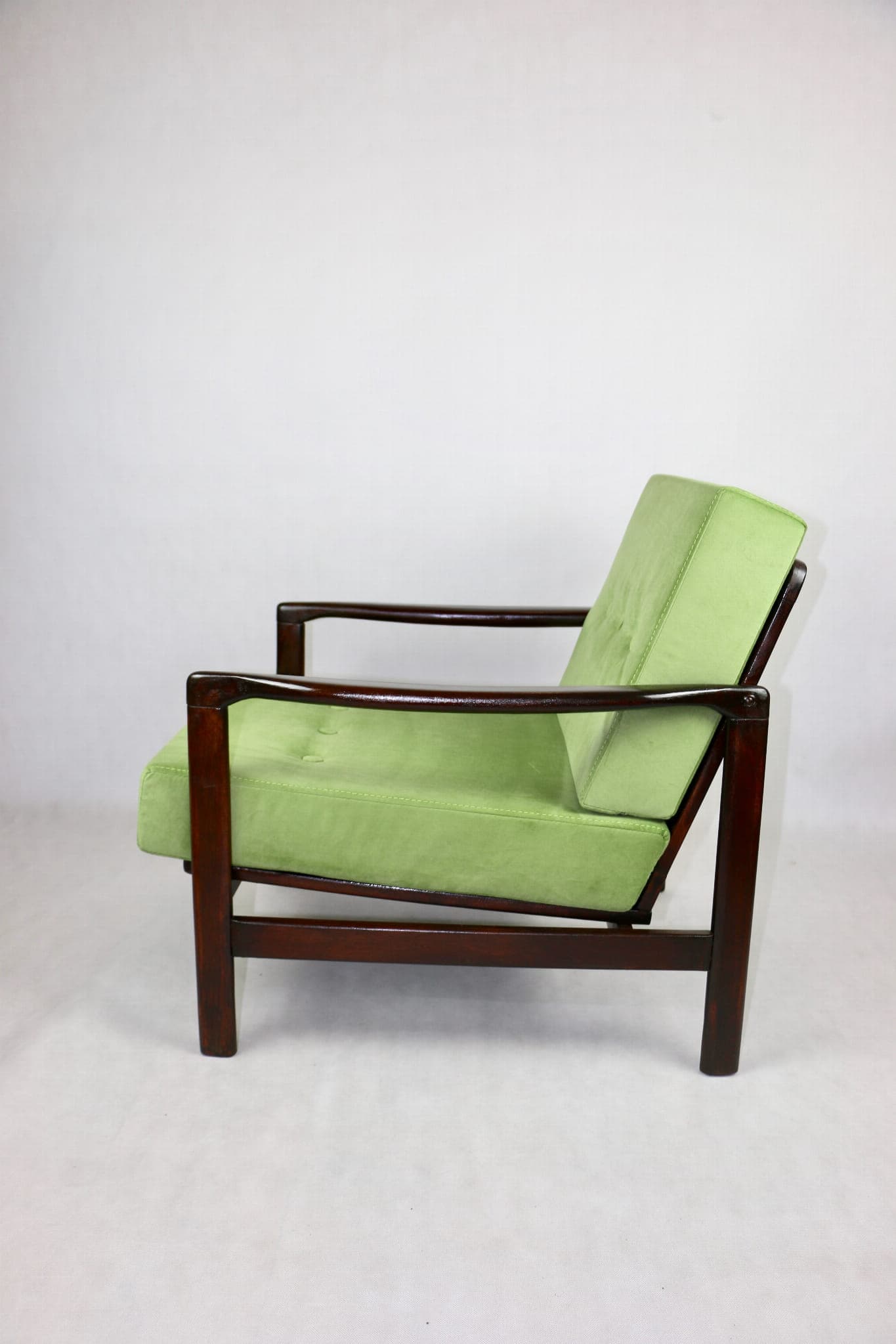 Fotel, velvet zielony, drewno brązowy, proj. Z. Bączyk, Polska, lata 70. - 107407