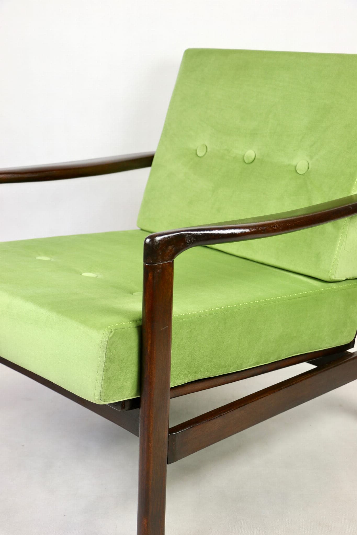 Fotel, velvet zielony, drewno brązowy, proj. Z. Bączyk, Polska, lata 70. - 107406