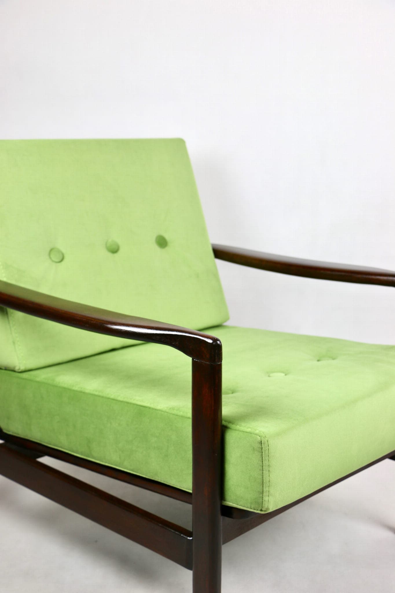 Fotel, velvet zielony, drewno brązowy, proj. Z. Bączyk, Polska, lata 70. - 107412