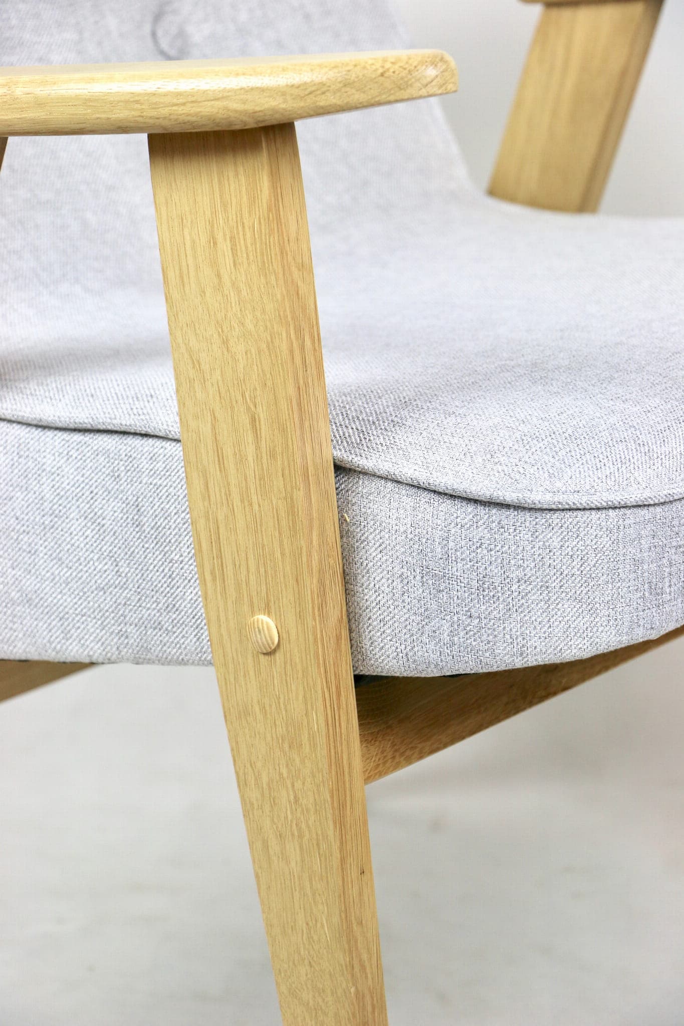 Fotel 366, beżowy, dąb, proj. J. Chierowski, Polska, lata 70. - 107299