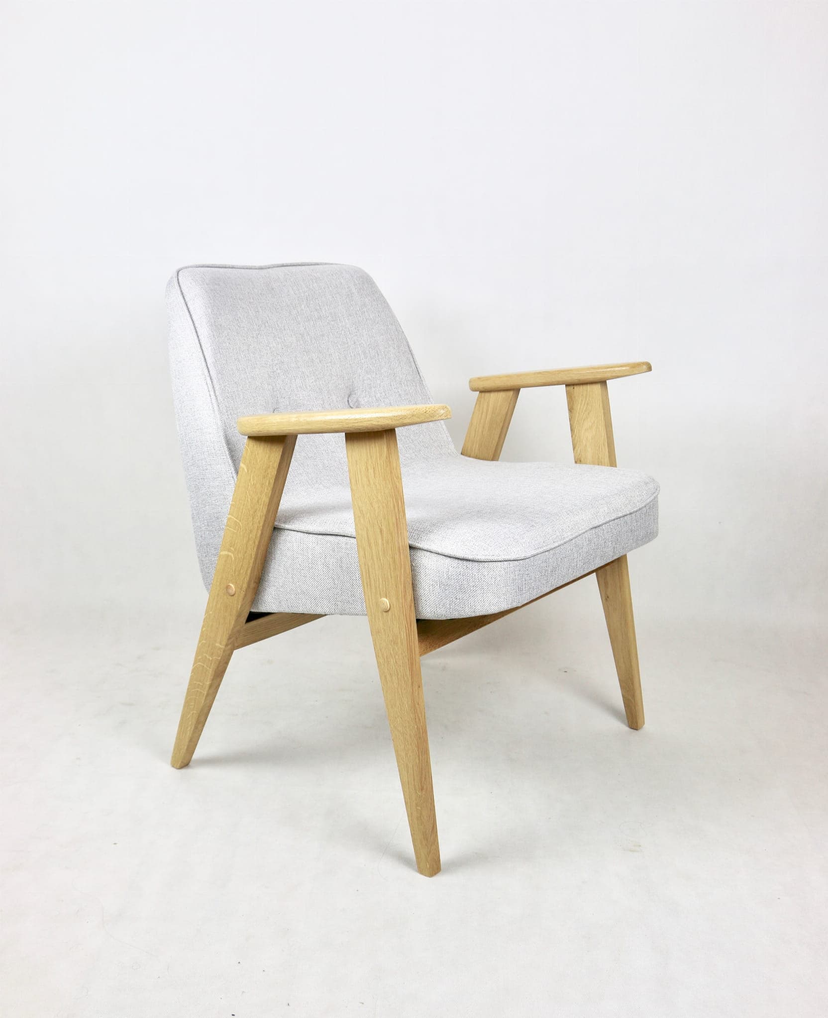 Fotel 366, beżowy, dąb, proj. J. Chierowski, Polska, lata 70. - 107300