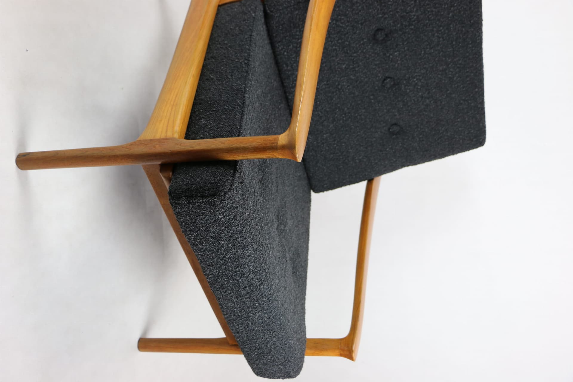 Fotel, czarny bouclé, teak, Dania, lata 70. - 107295