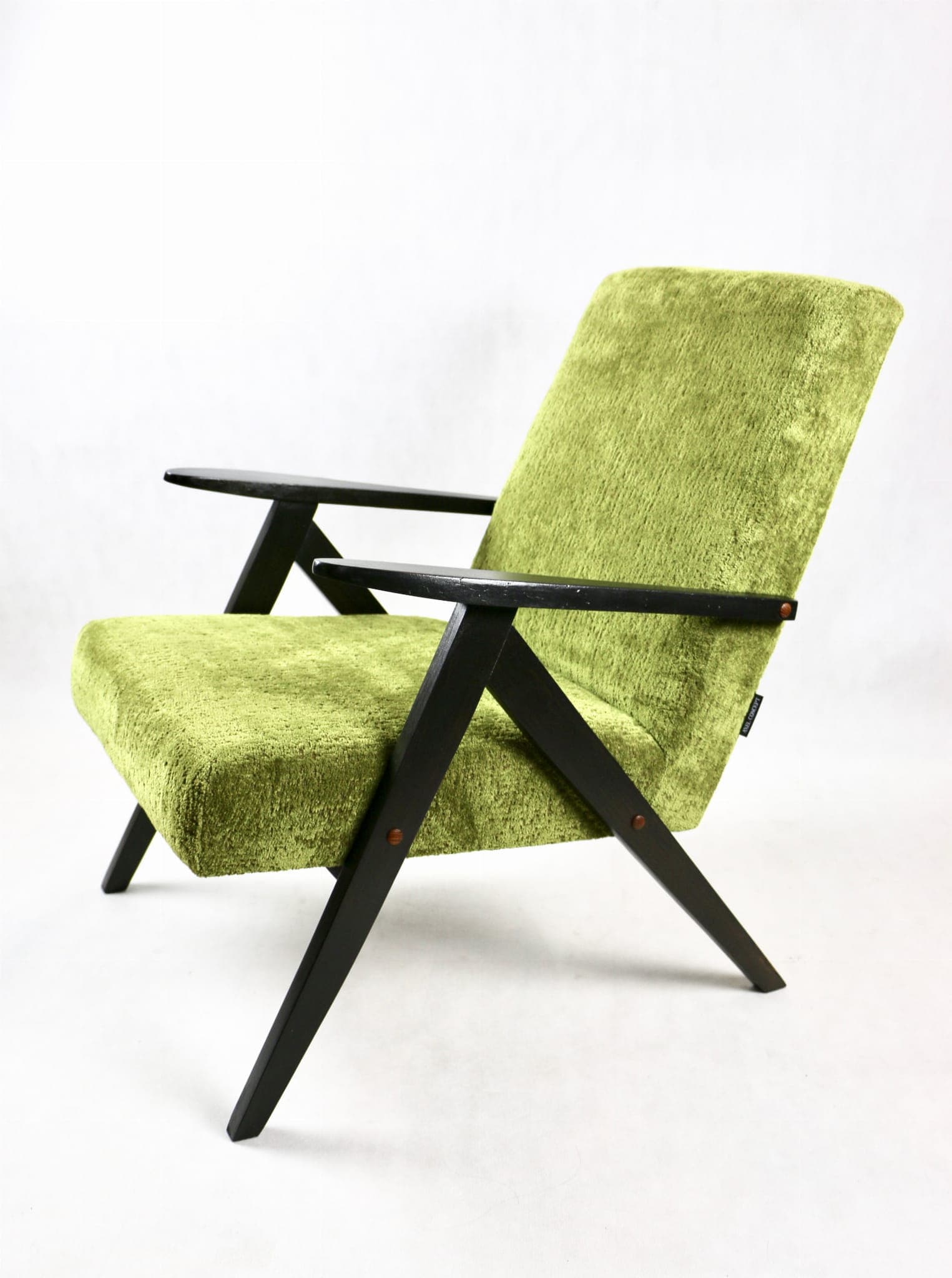 Fotel B-310 VAR, velvet zielony oliwkowy, drewno ciemne, lata 70. - 107233