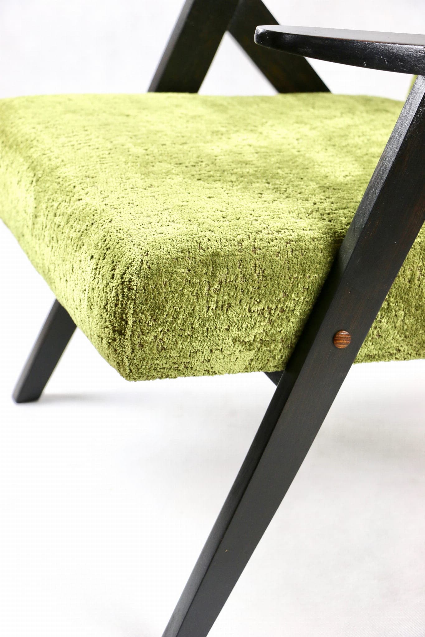 Fotel B-310 VAR, velvet zielony oliwkowy, drewno ciemne, lata 70. - 107232