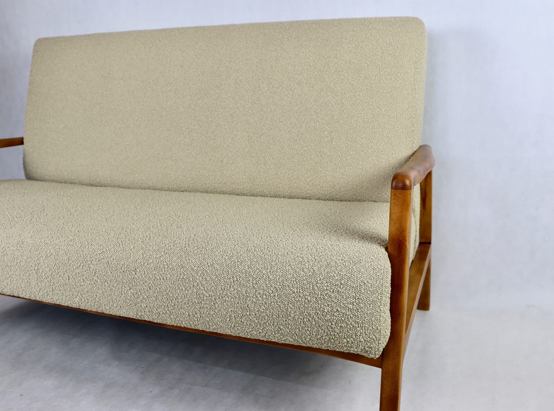 Komplet sofa i fotel, boucle beż, dąb jasny, Rumunia, lata 70. - 107184