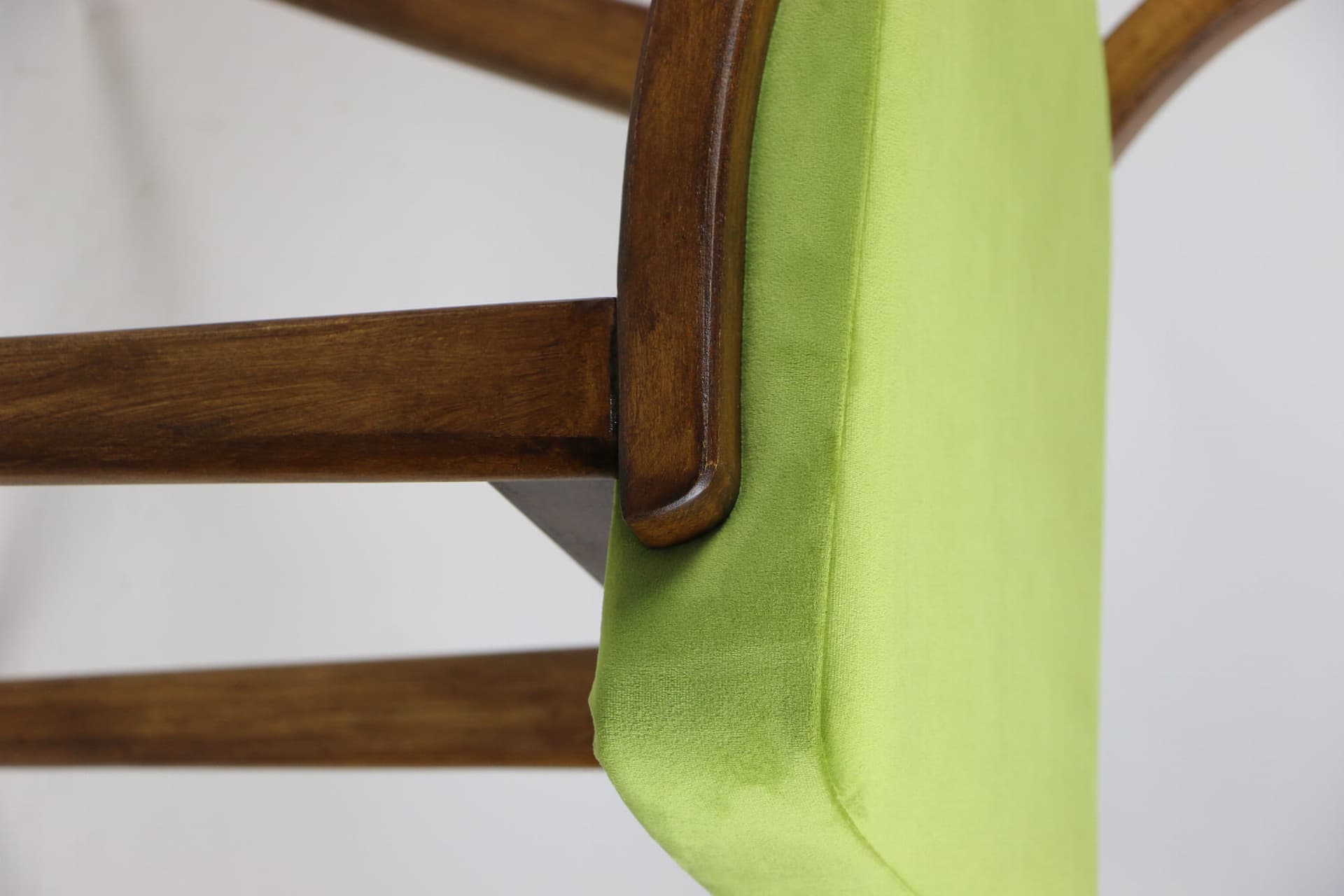 Krzesło, velvet zielony, drewno, lata 60. - 107071