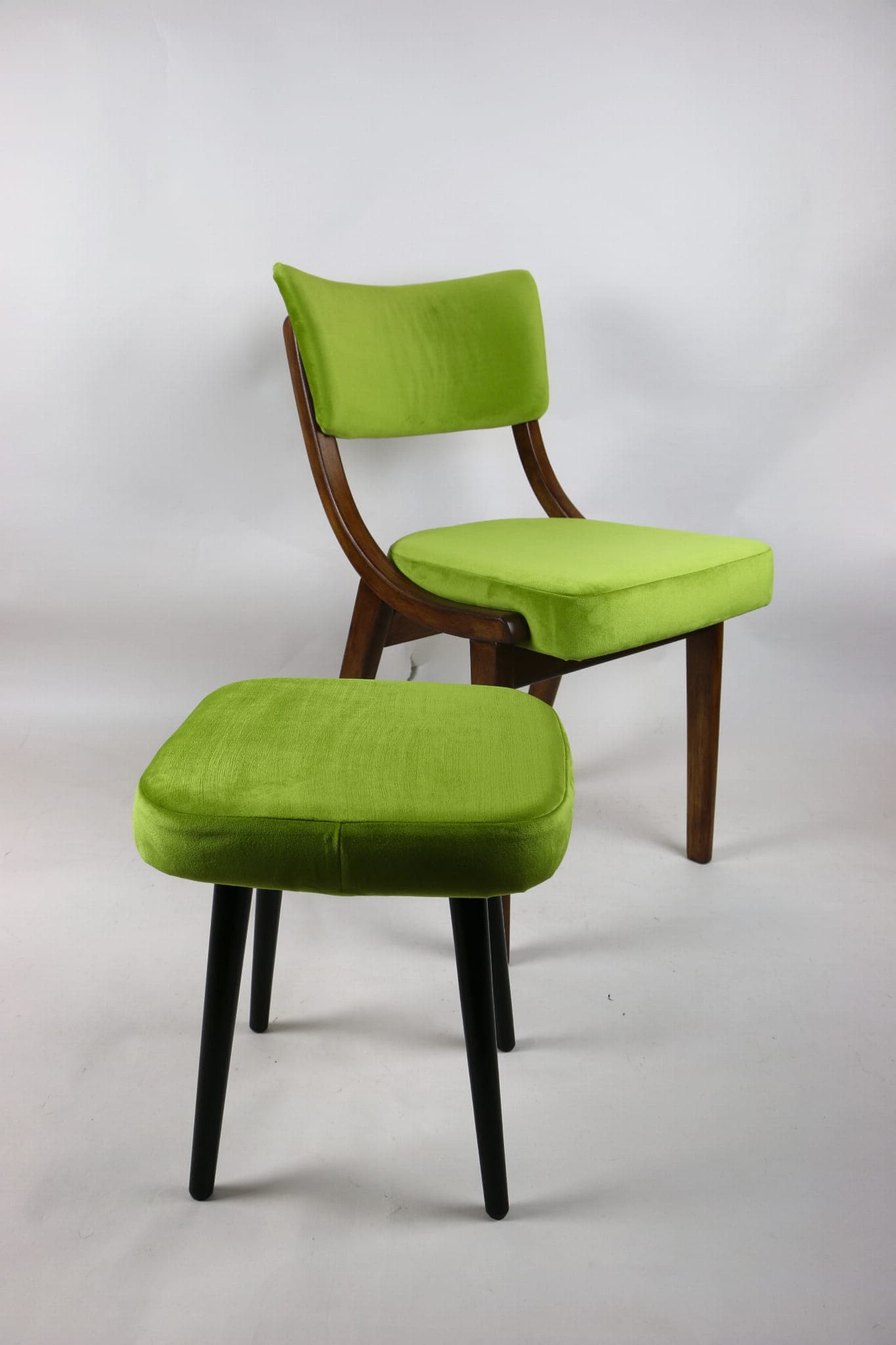 Krzesło, velvet zielony, drewno, lata 60. - 107064