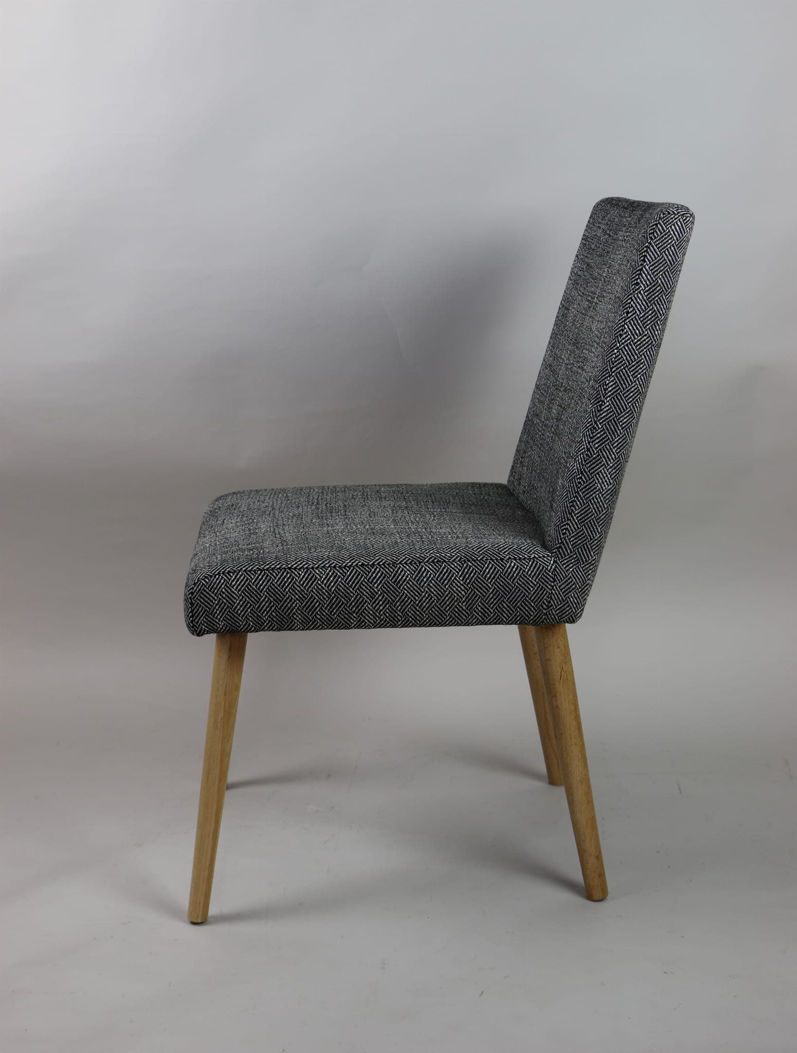 Para krzeseł, tapicerka srebrna czarno-biała jodełka, buk naturalny, Polska, lata 70. - 107043