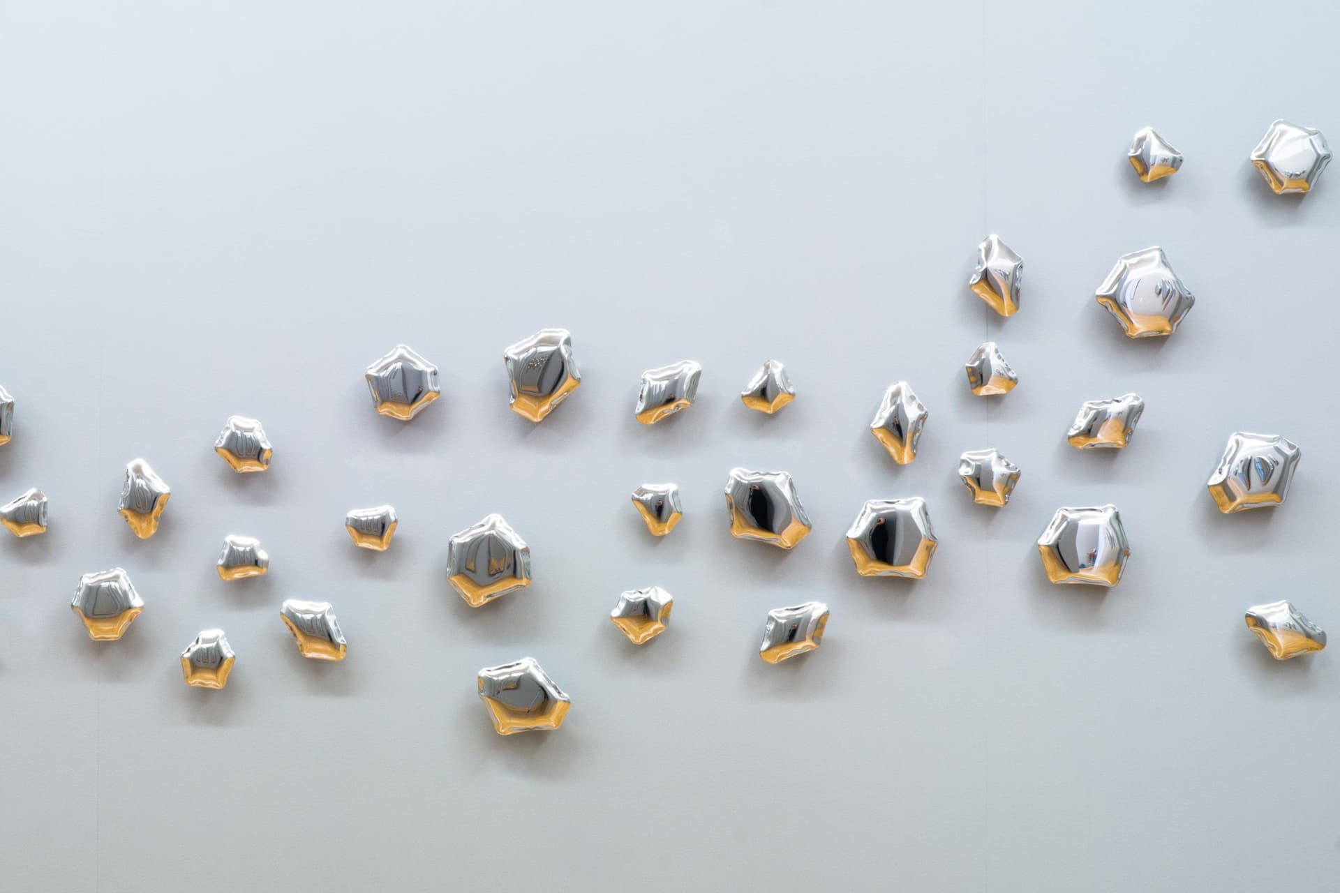 Zestaw osiemnastu wieszaków ściennych KAMYKI, srebrny, Zieta Studio - 121869