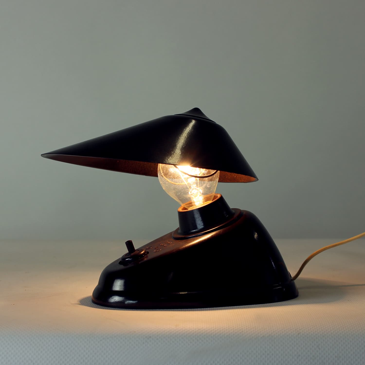 Lampa biurkowa Bauhaus, czarny bakelit, Czechosłowacja, lata 30. - 108314